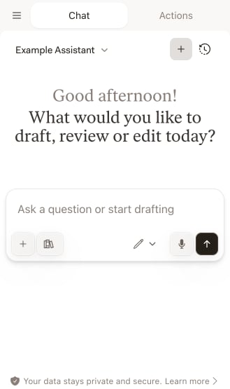 Libra Chat-Registerkarte in Word mit der Assistant-Auswahl, den Schaltflächen für neuen Chat und Verlauf sowie dem Eingabefeld