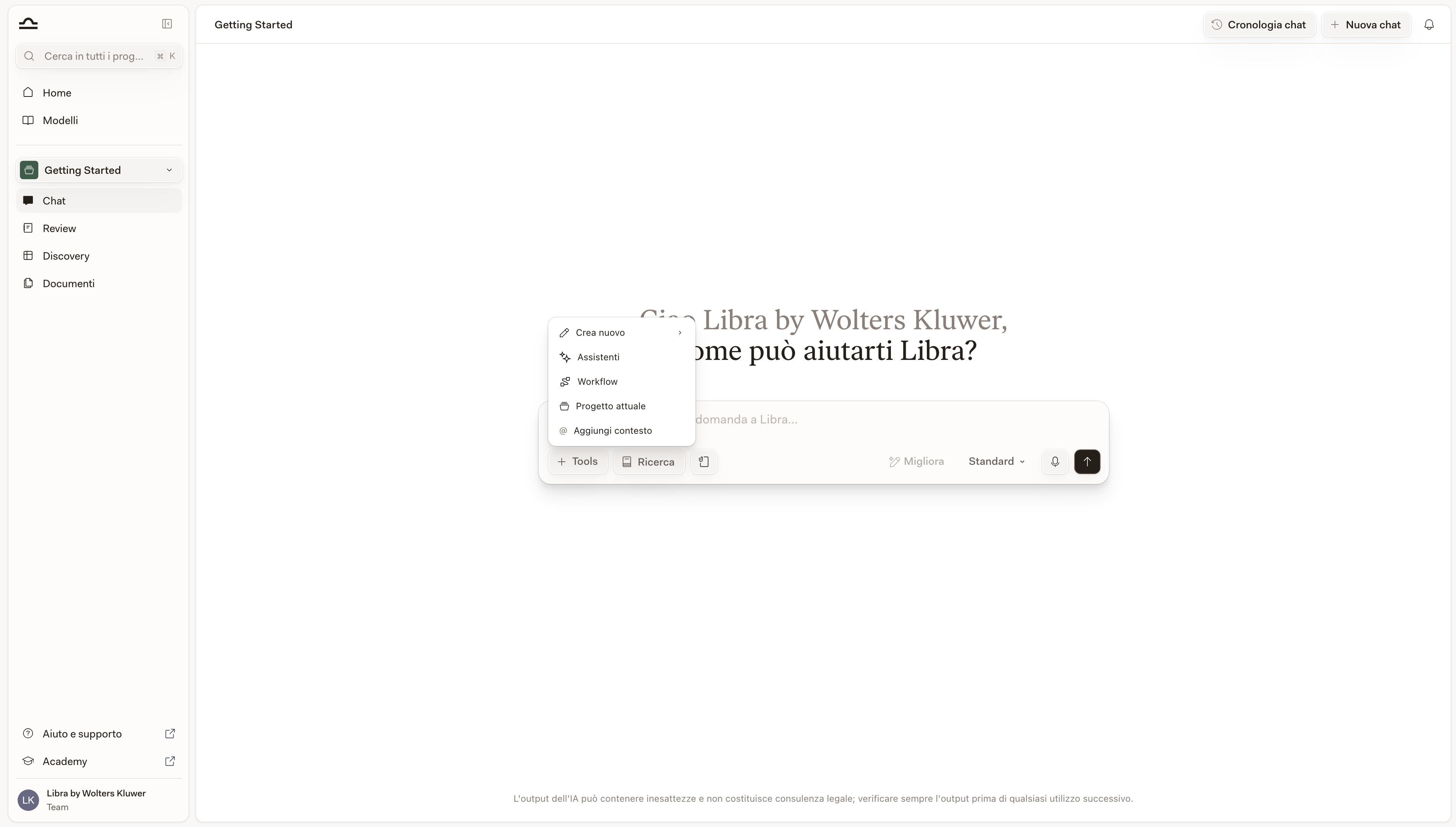 Menu Strumenti aperto sopra l'input di Chat, con Crea nuovo, Assistants, Workflows, Cerca file e Aggiungi contesto