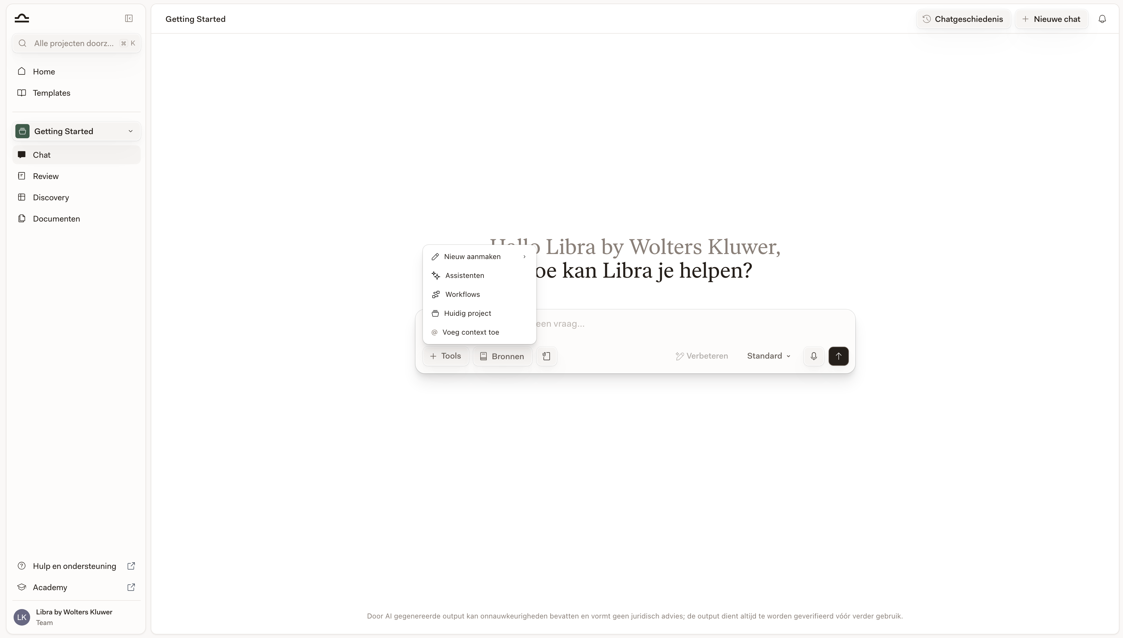 Tools-menu geopend boven de chat-invoer, met Nieuw aanmaken, Assistants, Workflows, Bestanden zoeken en Context toevoegen