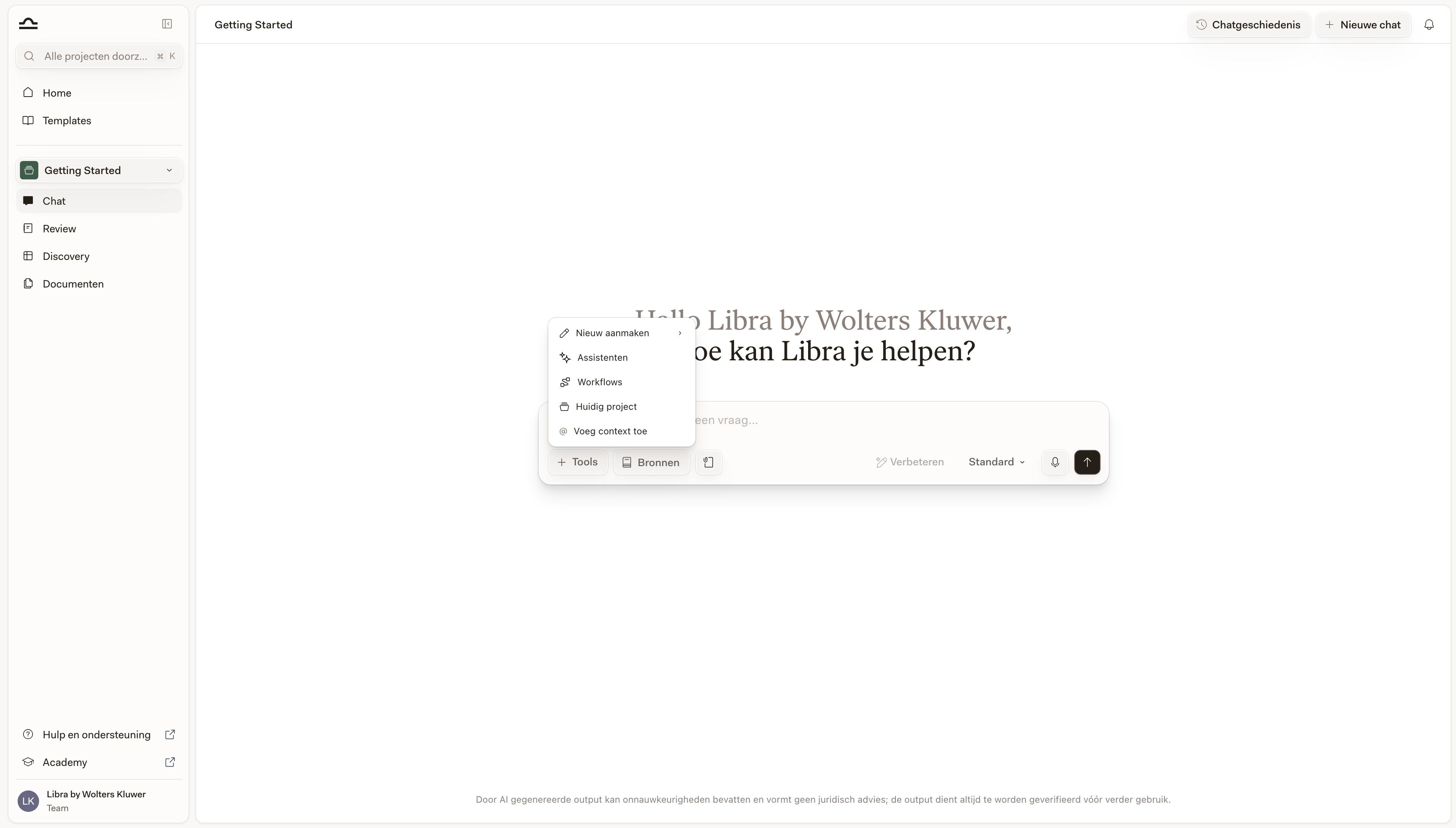 Tools-menu geopend boven de chat-invoer, met Nieuw aanmaken, Assistants, Workflows, Bestanden zoeken en Context toevoegen