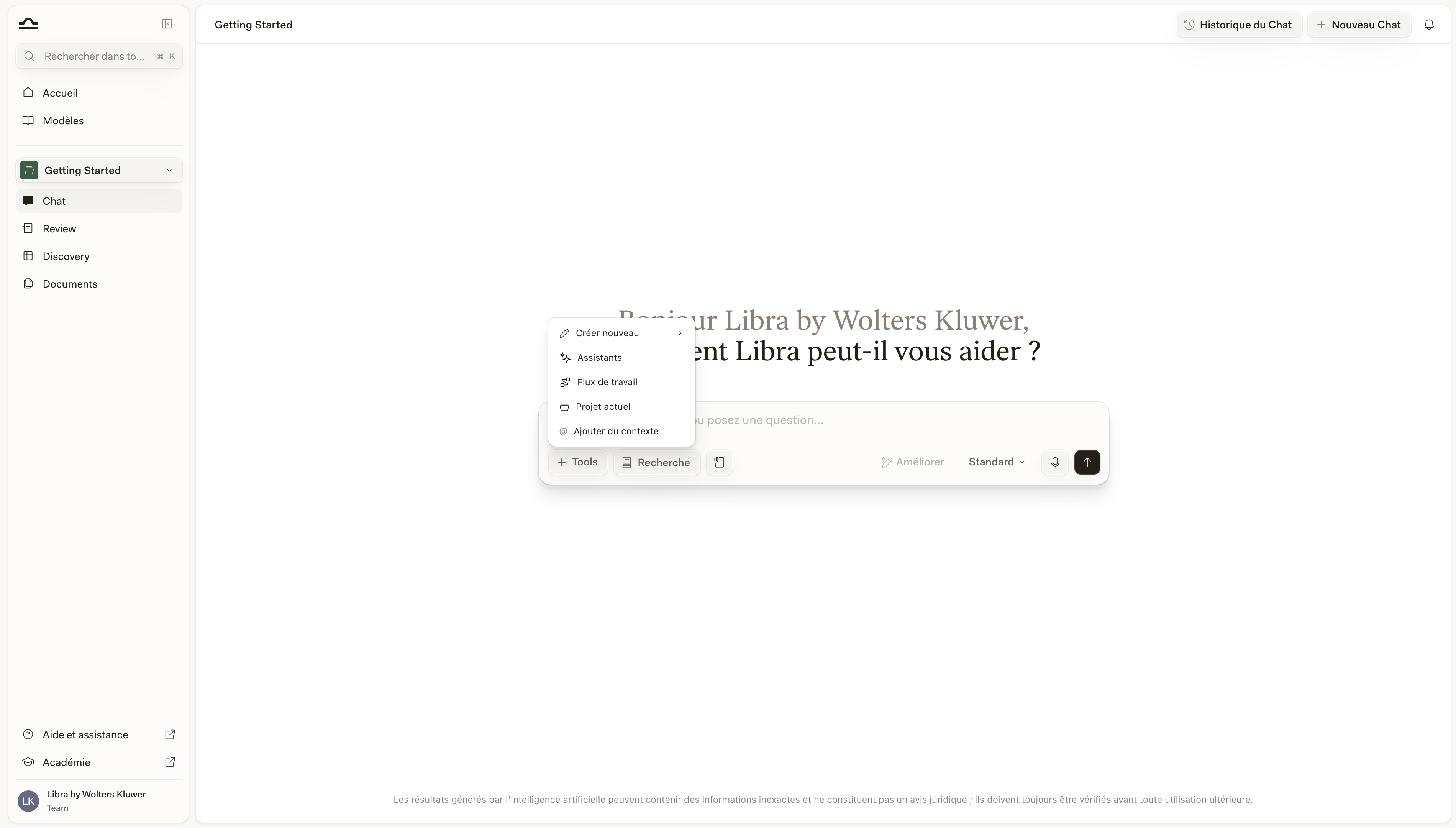 Menu Outils ouvert au-dessus de la saisie de Chat, affichant Créer, Assistants, Workflows, Rechercher des fichiers et Ajouter du contexte