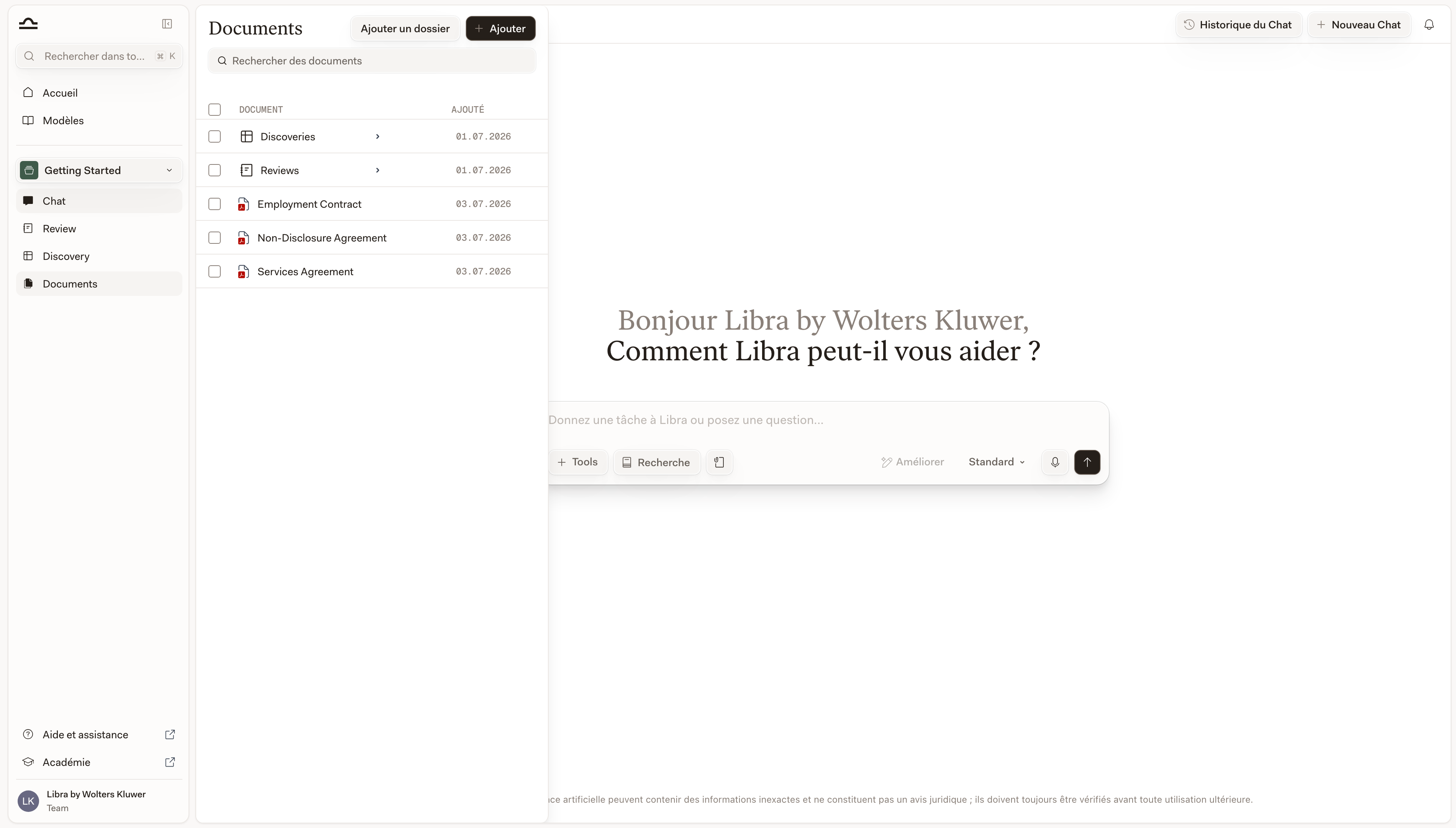 Le panneau de fichiers du projet ouvert à côté du chat, montrant les dossiers système Reviews et Discoveries au-dessus des dossiers propres au projet