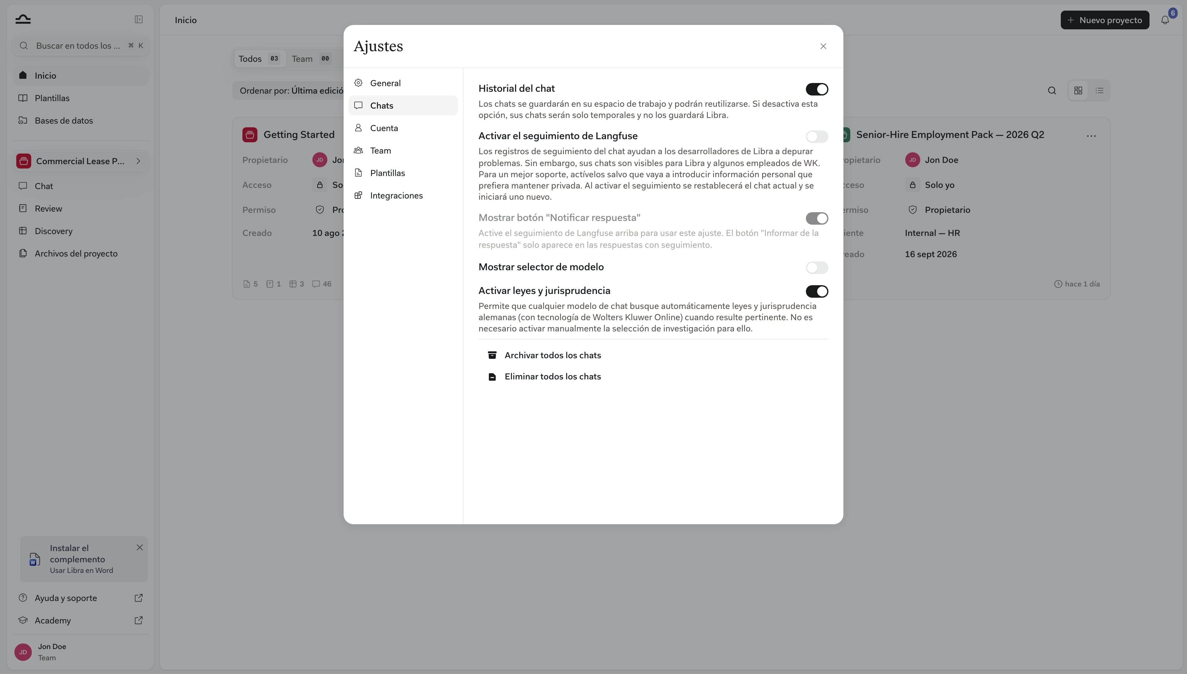 La pestaña Chats de Configuración, con Historial de chat activado y las acciones Archivar todos los chats y Eliminar todos los chats debajo