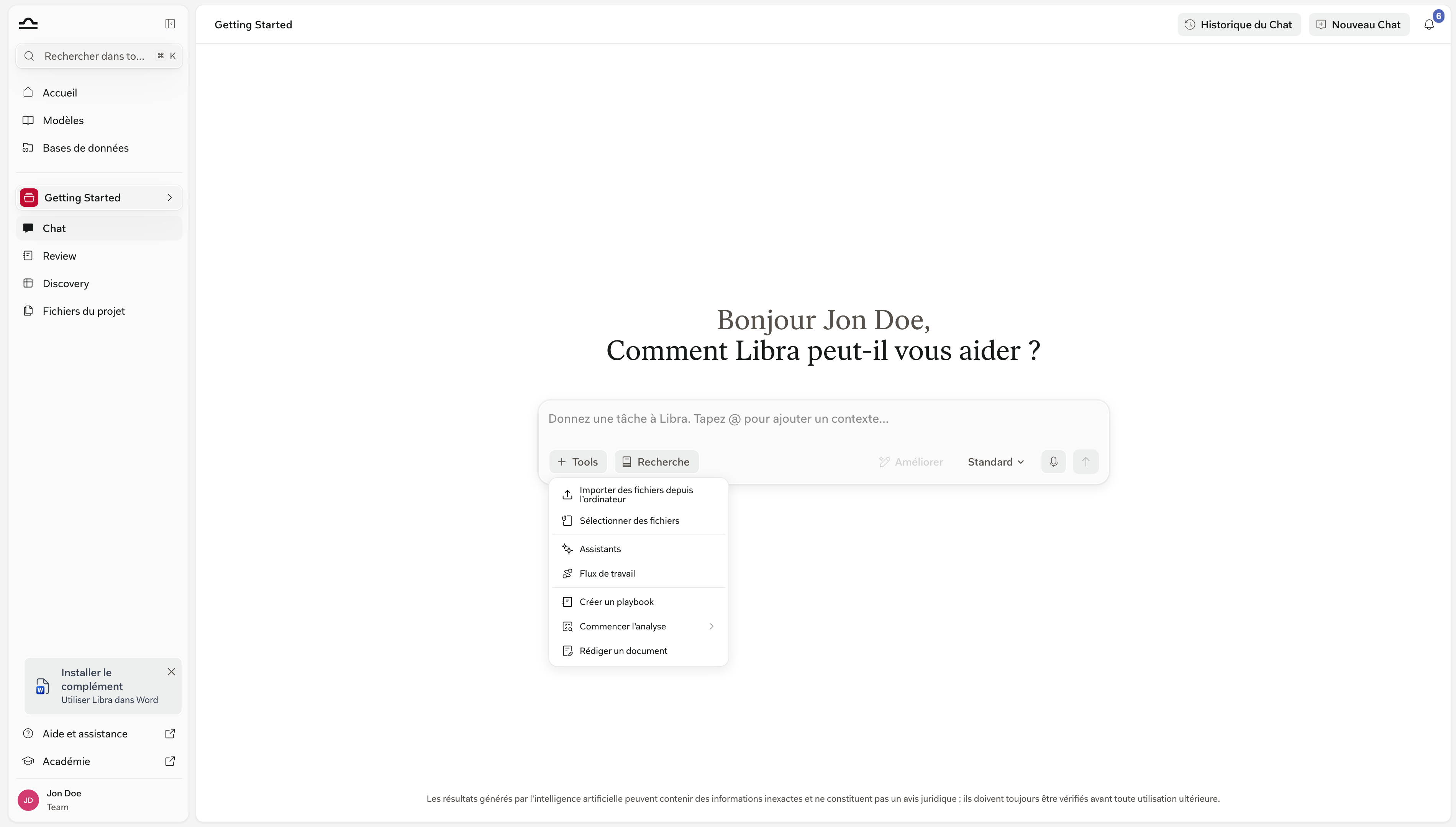Menu Outils ouvert sous la zone de saisie du chat, affichant Importer des fichiers depuis l'ordinateur, Sélectionner des fichiers, Assistants, Workflows, Créer un playbook, Lancer une analyse et Rédiger un document