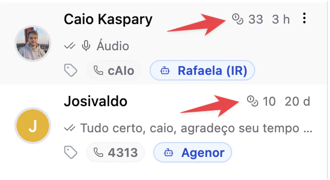 Lista de conversas: ao lado do horário aparecem o ícone de informação sobre créditos e o número de créditos consumidos no chat (ex.: 33 e 10)