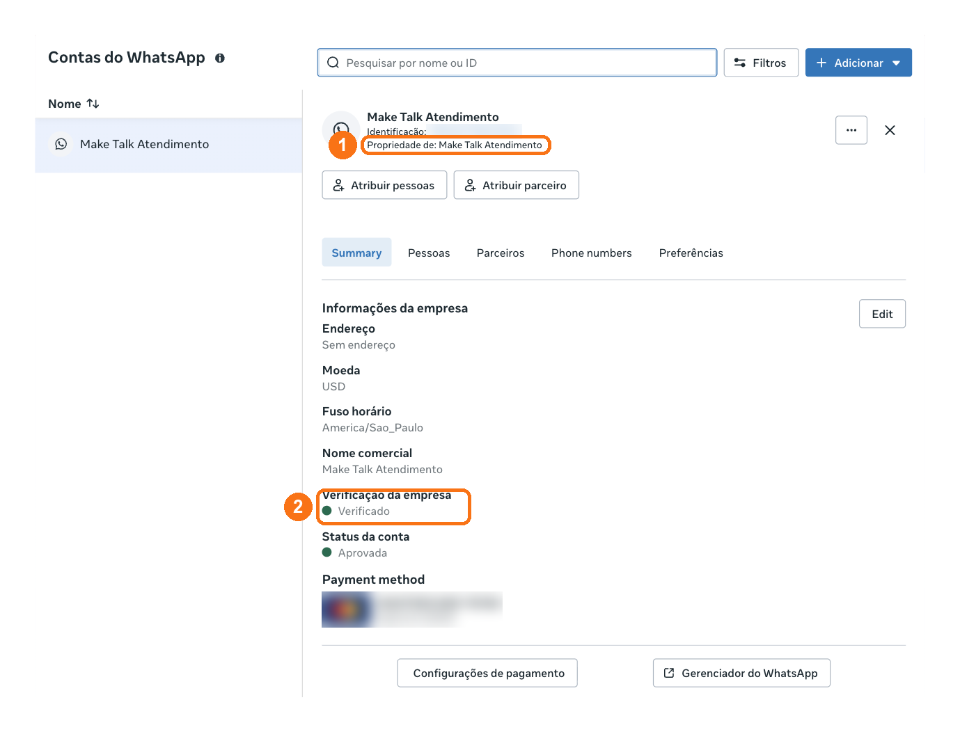 Tela Contas do WhatsApp com Propriedade de marcado com 1 e Verificação da empresa, Verificado, marcado com 2. O ID da conta e o cartão de pagamento aparecem borrados