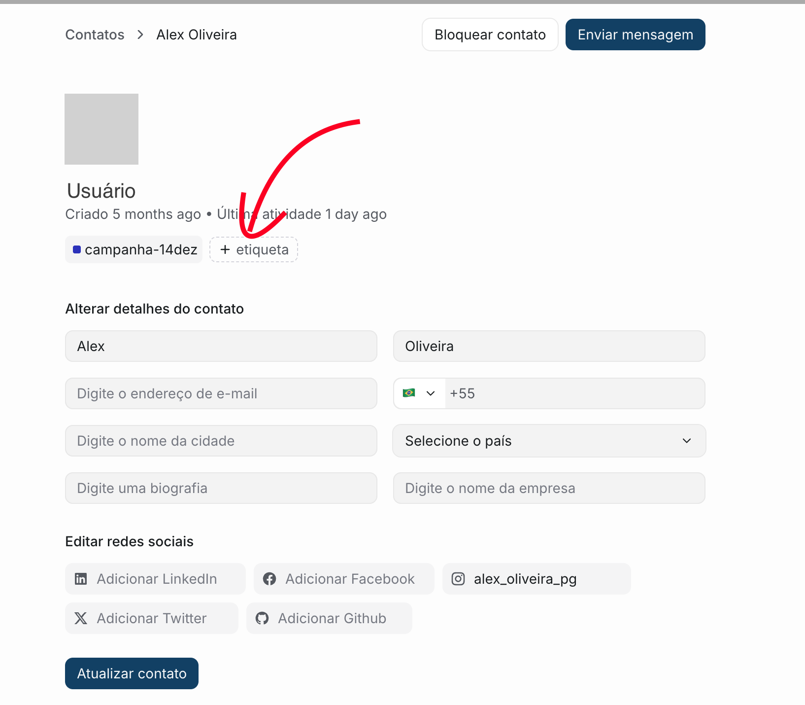 Clique no botão '+ etiqueta' no perfil do contato para adicionar uma etiqueta
