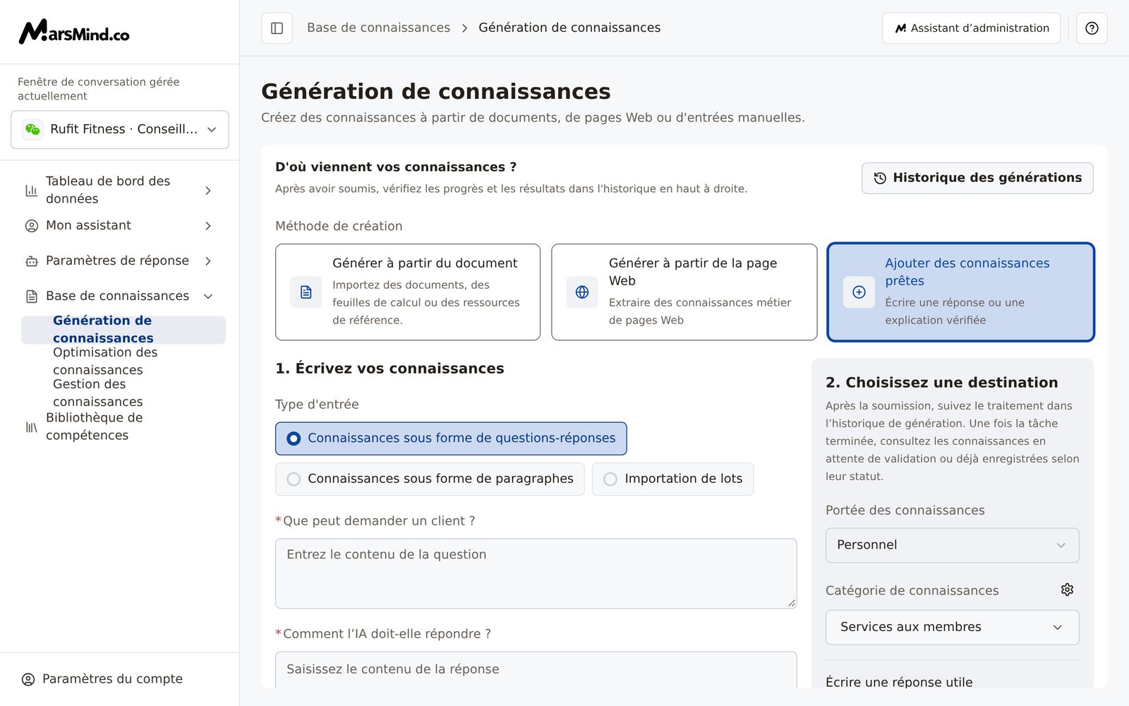 Mode « Ajouter des connaissances prêtes » : type d’entrée « Connaissances sous forme de questions-réponses », « Que peut demander un client ? » au-dessus, zone de rédaction « Comment l’IA doit-elle répondre ? » en dessous et, à droite, les trois exigences d’« Écrire une réponse utile »