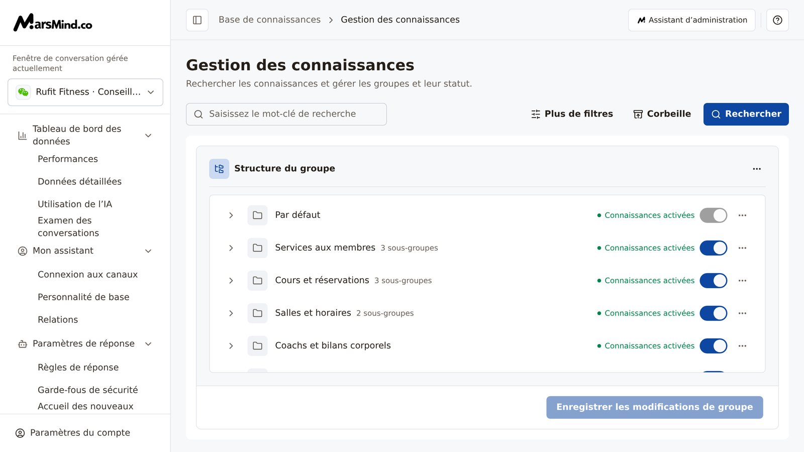 Page « Gestion des connaissances » : en haut, la barre de recherche avec le champ de mot-clé et les boutons « Plus de filtres », « Corbeille » et « Rechercher » ; en dessous, « Structure du groupe » liste chaque groupe sur une ligne avec son nom, le nombre de sous-groupes, le texte d'état et l'interrupteur, et le menu d'actions « ⋯ » en fin de ligne