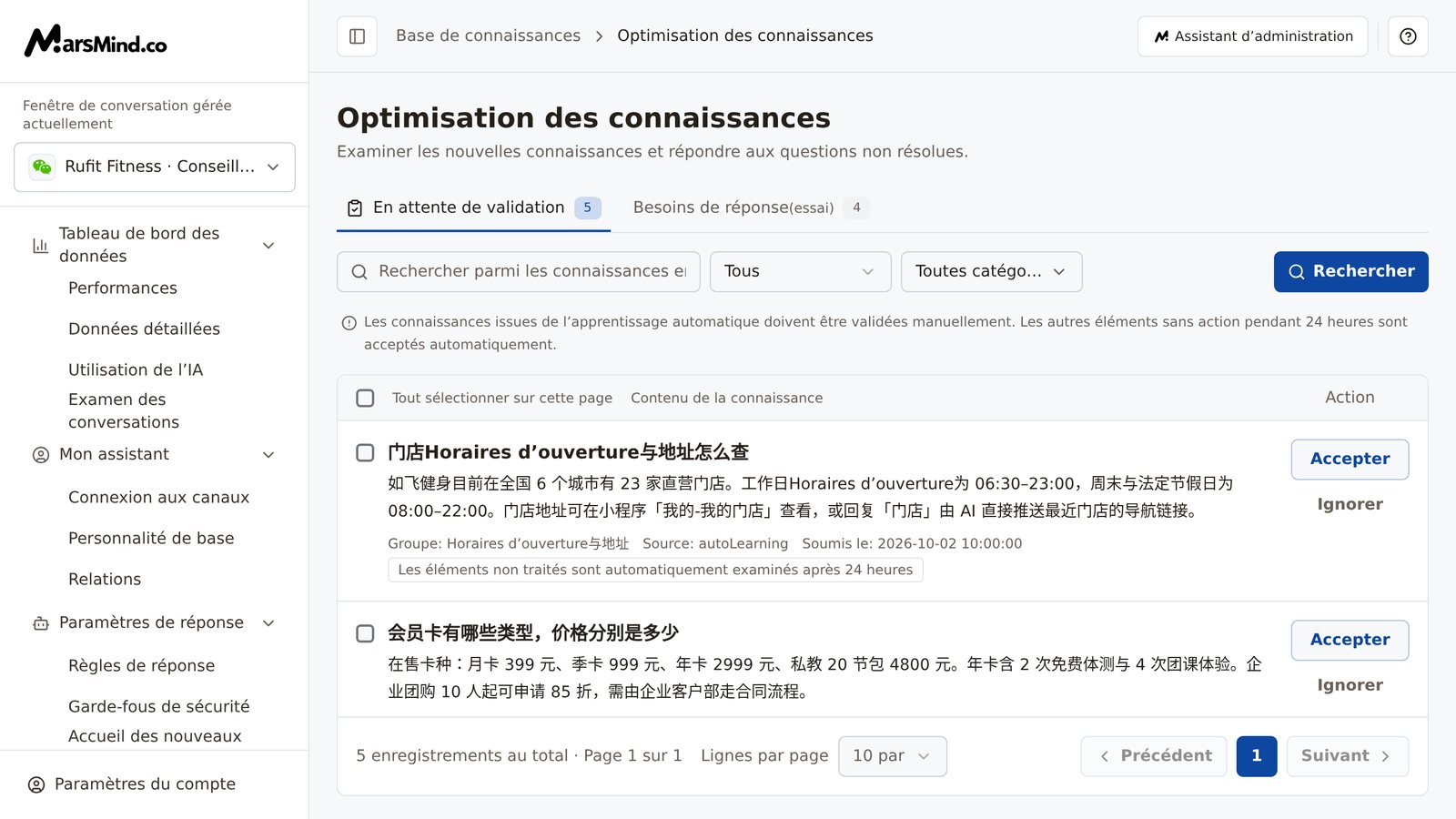 Page « Optimisation des connaissances », vue « En attente de validation » : en haut, le champ de recherche, le filtre de source « Tous » et le filtre « Toutes catégories » ; la liste présente pour chaque élément son titre, son contenu, son groupe, sa source et sa date de soumission ; à droite, les actions « Accepter » et « Ignorer »