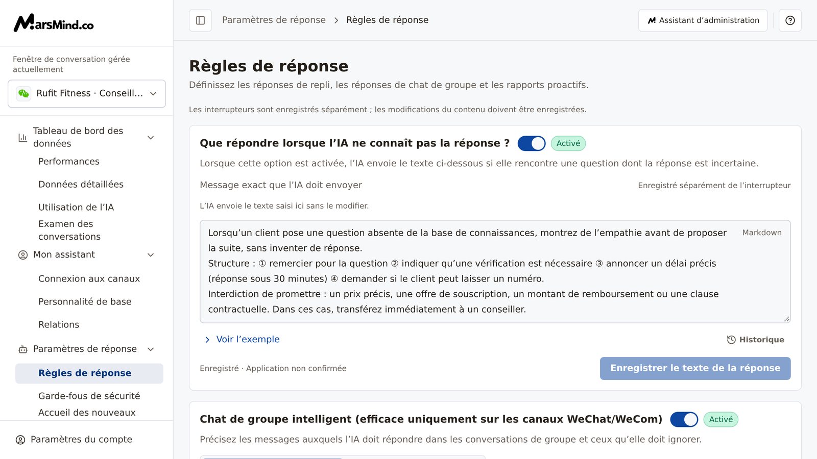 Page « Règles de réponse » : en tête, la description de la page et le rappel « Les interrupteurs sont enregistrés séparément ; les modifications du contenu doivent être enregistrées. » ; la carte « Que répondre lorsque l’IA ne connaît pas la réponse ? » avec l’interrupteur sur « Activé », la zone d’édition intitulée « Message exact que l’IA doit envoyer » et, en bas à droite, le bouton « Enregistrer le texte de la réponse » ; en dessous, la carte « Chat de groupe intelligent »