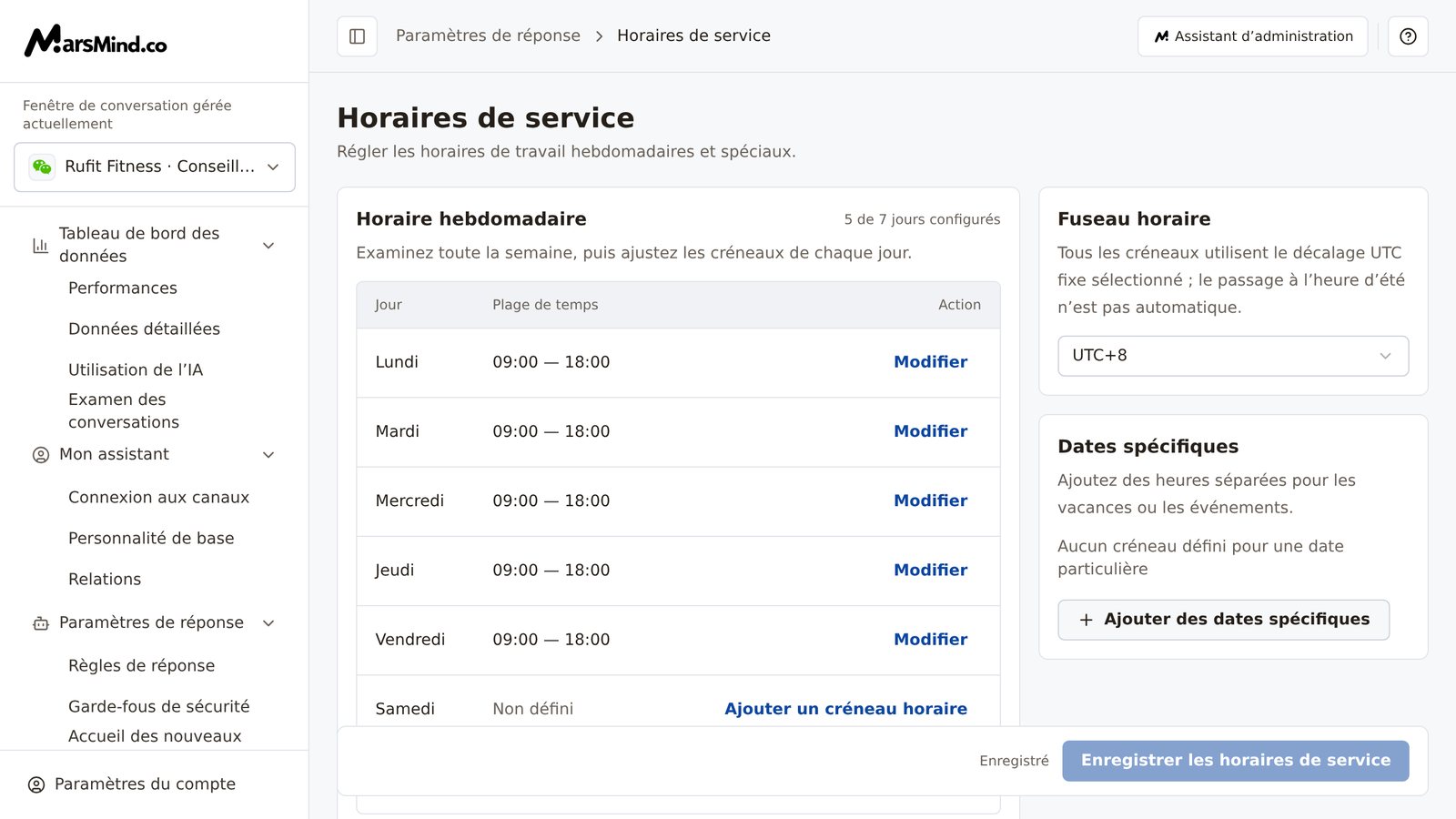 Page « Horaires de service » : à gauche, la « Fenêtre de conversation gérée actuellement » ; la carte principale « Horaire hebdomadaire » liste les créneaux du lundi au samedi (le bouton « Ajouter à plusieurs jours », situé sous le tableau, et la ligne du dimanche, placée après la barre d’enregistrement en bas, ne figurent pas sur la capture) ; à droite, les cartes « Fuseau horaire » et « Dates spécifiques » ; en bas, le bouton « Enregistrer les horaires de service »
