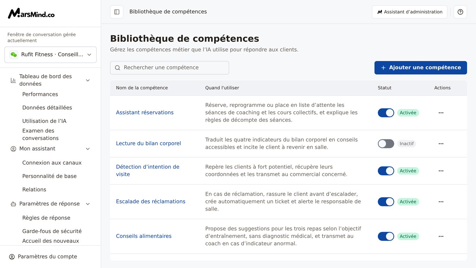 Page de la Bibliothèque de compétences : en haut, le champ « Rechercher une compétence » et le bouton « Ajouter une compétence » ; le tableau en dessous liste les compétences par « Nom de la compétence », « Quand l'utiliser », « Statut » et « Actions », chaque ligne affichant un interrupteur de statut et des actions