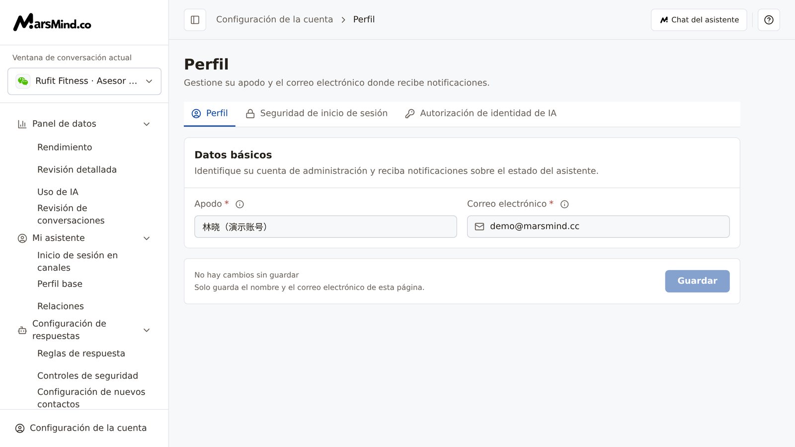 Página «Perfil»: arriba, las tres pestañas «Perfil / Seguridad de inicio de sesión / Autorización de identidad de IA»; en la tarjeta «Datos básicos», los dos campos «Apodo» y «Correo electrónico»; abajo, la barra de guardado con el botón «Guardar»