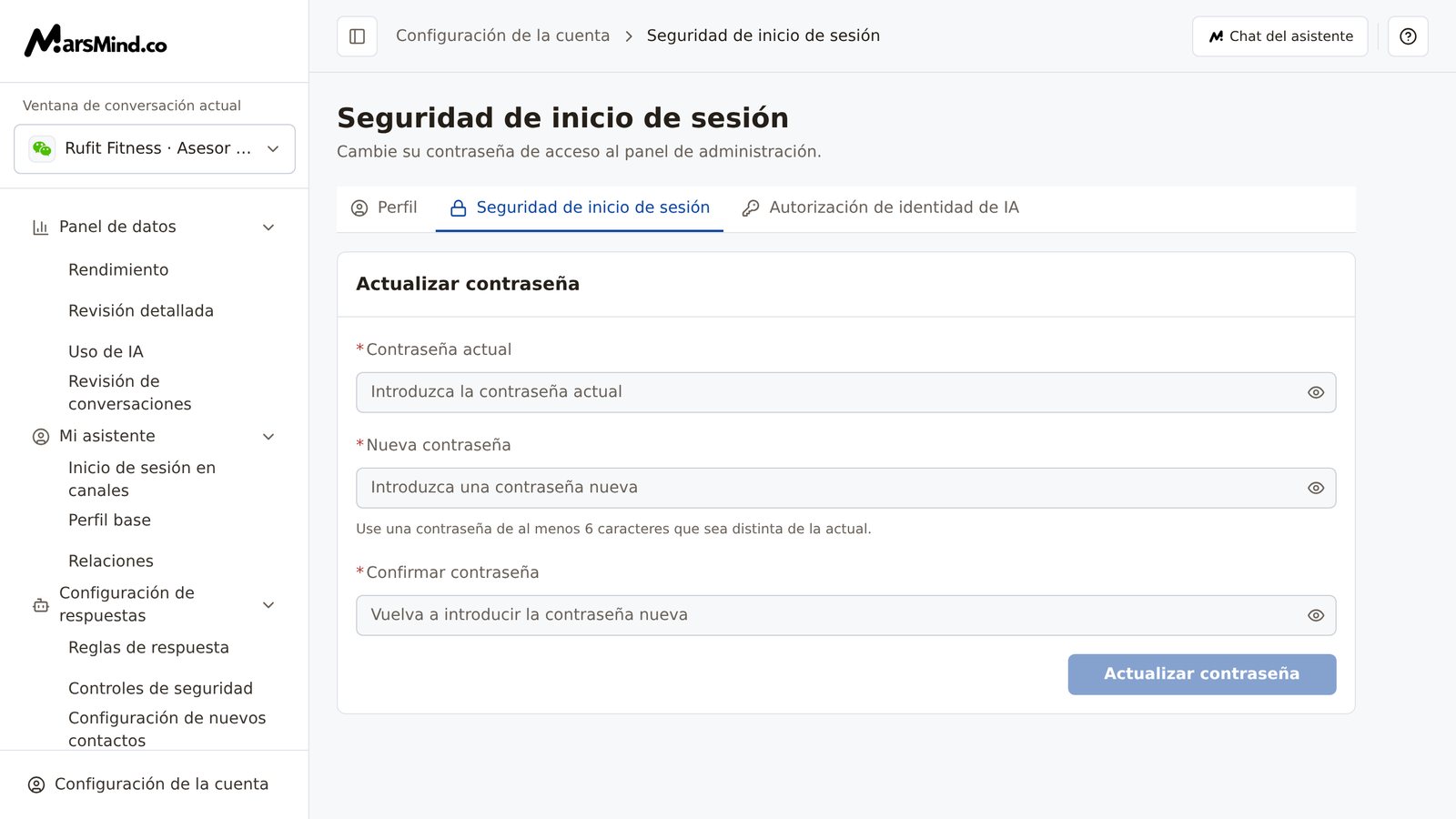 Página «Seguridad de inicio de sesión»: arriba, las tres pestañas «Perfil / Seguridad de inicio de sesión / Autorización de identidad de IA»; en la tarjeta «Actualizar contraseña», los campos «Contraseña actual», «Nueva contraseña» y «Confirmar contraseña», cada uno con un icono de ojo a la derecha; bajo «Nueva contraseña» aparece el aviso «Use una contraseña de al menos 6 caracteres que sea distinta de la actual.»; abajo a la derecha, el botón «Actualizar contraseña»