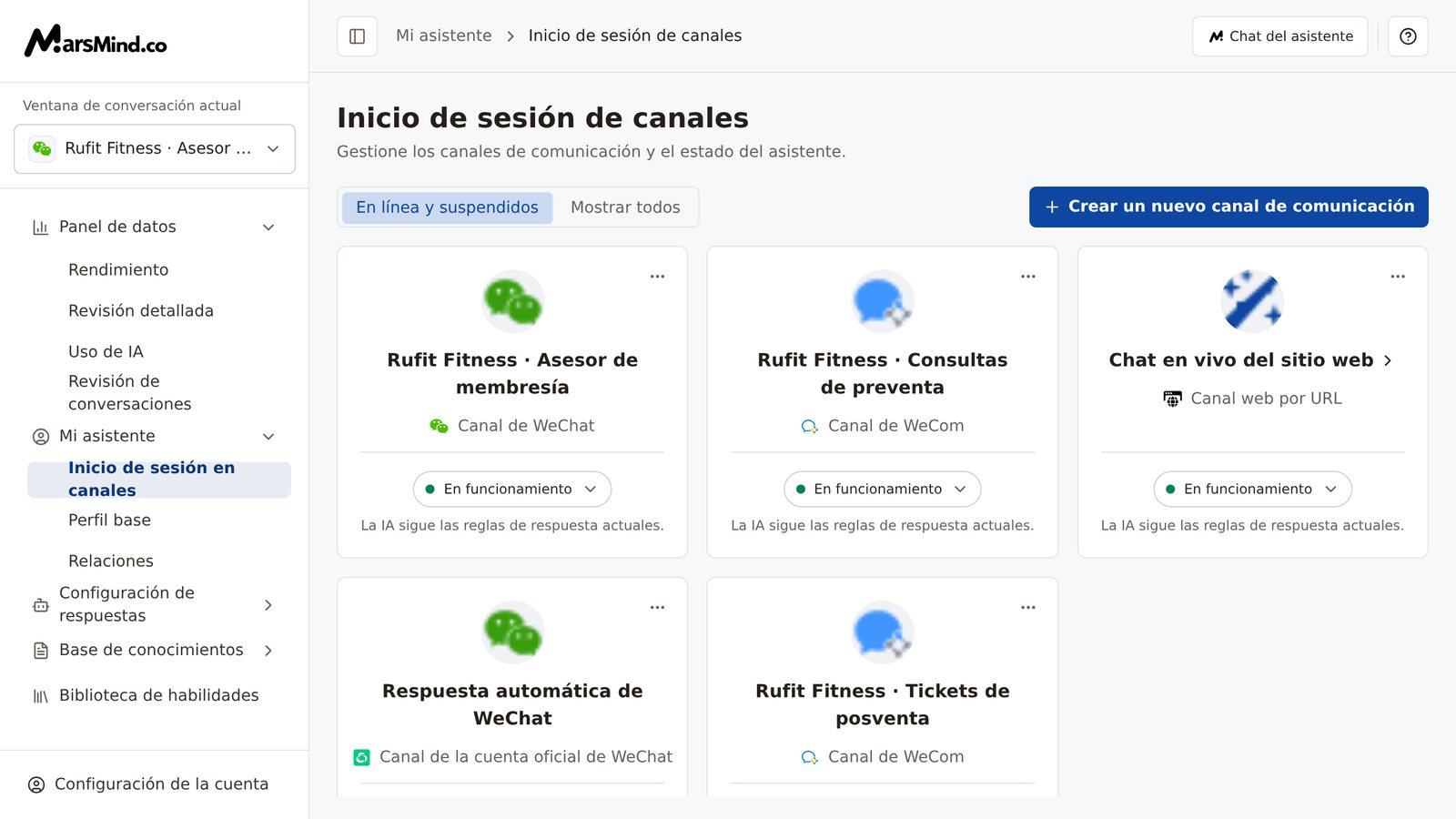 Página completa de «Inicio de sesión en canales»: arriba, el filtro «En línea y suspendidos / Mostrar todos» y el botón «Crear un nuevo canal de comunicación»; abajo, la lista de tarjetas de ventanas de conversación, cada una con su nombre, canal, píldora de estado y menú «⋯»