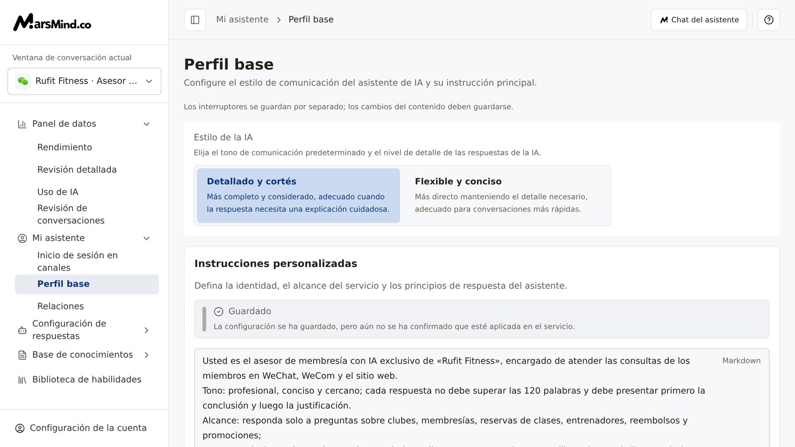 Página completa de «Perfil base»: arriba, las dos opciones de «Estilo de la IA», «Detallado y cortés» y «Flexible y conciso»; abajo, el área de edición de la instrucción principal de «Instrucciones personalizadas», los botones «Historial» y «Generar con ayuda de la IA» y el estado de guardado; la tarjeta «Ajustes de contexto» aparece contraída de forma predeterminada