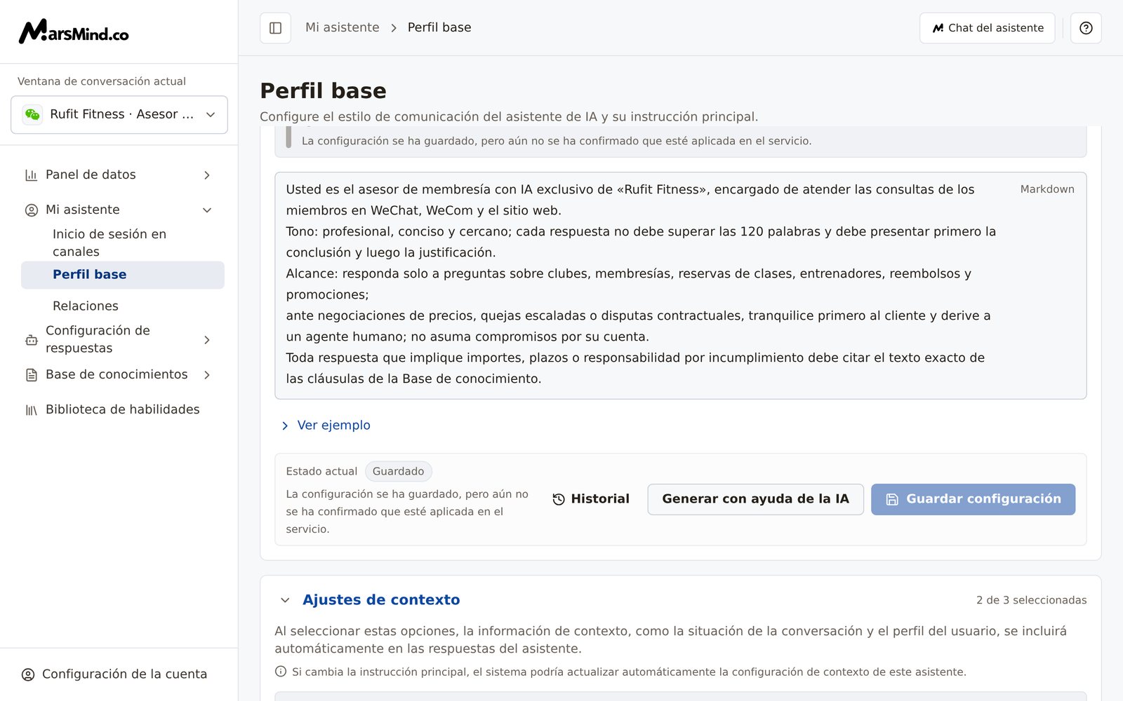 «Ajustes de contexto» desplegados: las opciones se listan por grupos y algunas llevan la etiqueta «Sensible»; abajo están los botones «Sugerir con IA» y «Guardar configuración», y a la derecha del título de la tarjeta se muestra el número de seleccionadas