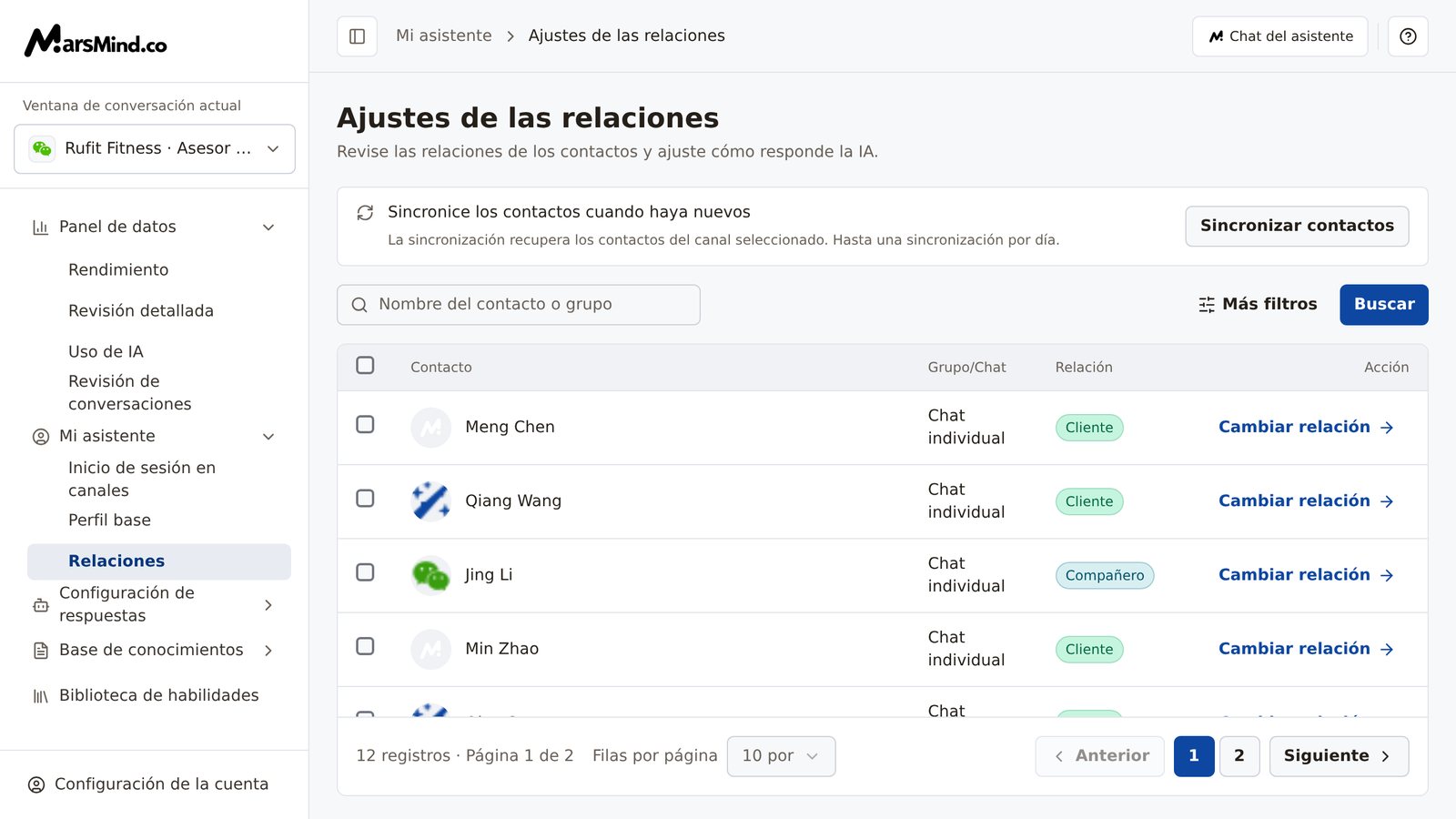 Página completa de «Relaciones»: arriba, la tarjeta «Sincronice los contactos cuando haya nuevos» con el botón «Sincronizar contactos»; en el medio, el área de búsqueda y filtros; abajo, una tabla con Contacto, Grupo/Chat, Relación y la acción «Cambiar relación»