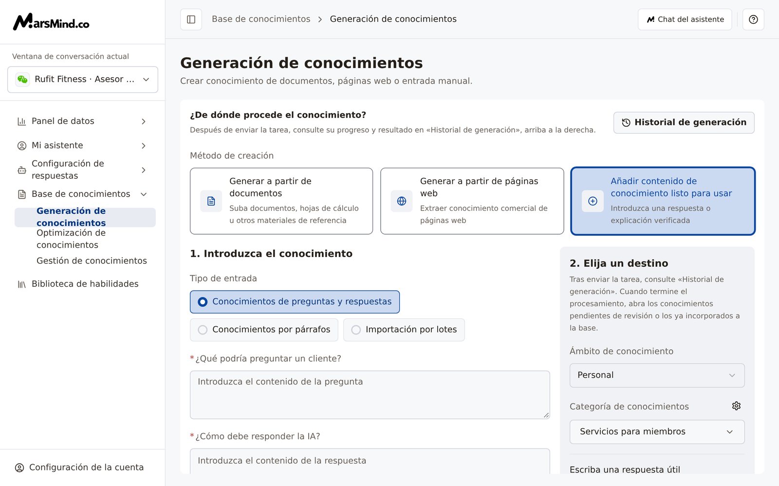 Modo «Añadir contenido de conocimiento listo para usar»: tipo de entrada «Conocimientos de preguntas y respuestas» seleccionado, con «¿Qué podría preguntar un cliente?» arriba y el editor de «¿Cómo debe responder la IA?» abajo; a la derecha, los tres requisitos de «Escriba una respuesta útil»