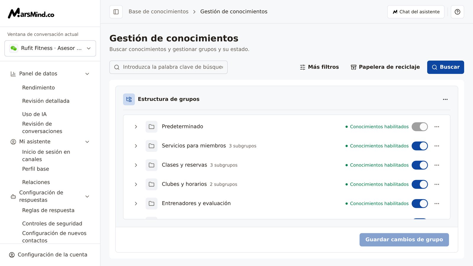 Página «Gestión de conocimientos» completa: arriba, el cuadro de búsqueda con el campo de palabra clave y los botones «Más filtros», «Papelera de reciclaje» y «Buscar»; debajo, «Estructura de grupos» muestra por filas el nombre del grupo, el número de subgrupos, el texto de estado y el interruptor, con el menú «⋯» al final de cada fila