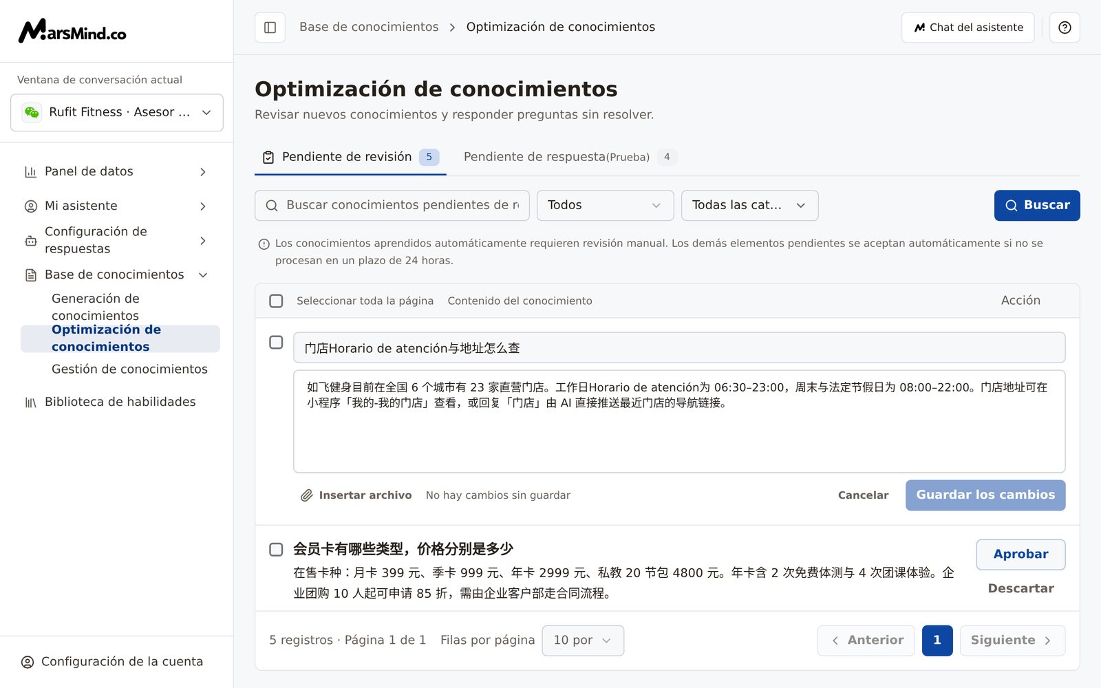 Estado de edición tras pulsar el cuerpo de un conocimiento en «Pendiente de revisión»: arriba, el campo del título; debajo, el editor de texto enriquecido del cuerpo; en la parte inferior izquierda, «Insertar archivo» y el estado «No hay cambios sin guardar»; a la derecha, «Cancelar» y el botón «Guardar los cambios» atenuado