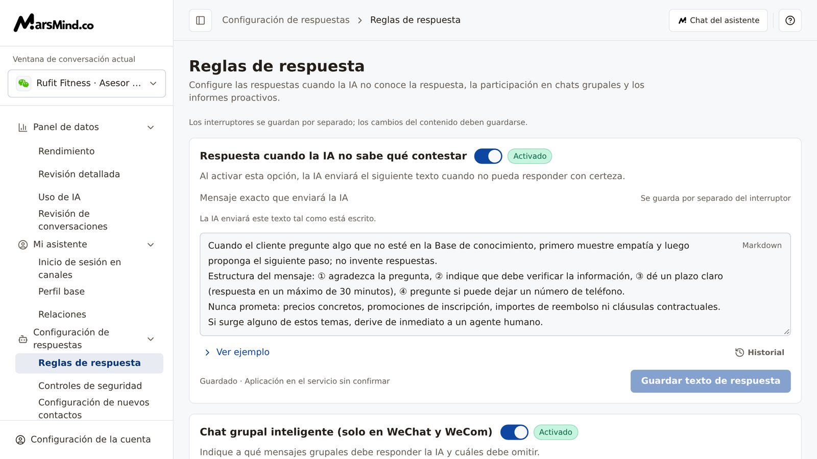 Página de «Reglas de respuesta»: la cabecera muestra la descripción de la página y el aviso «Los interruptores se guardan por separado; los cambios del contenido deben guardarse.»; el interruptor de la tarjeta «Respuesta cuando la IA no sabe qué contestar» está «Activado», el título del área de edición es «Mensaje exacto que enviará la IA» y en la esquina inferior derecha está el botón «Guardar texto de respuesta»; debajo aparece la tarjeta «Chat grupal inteligente»