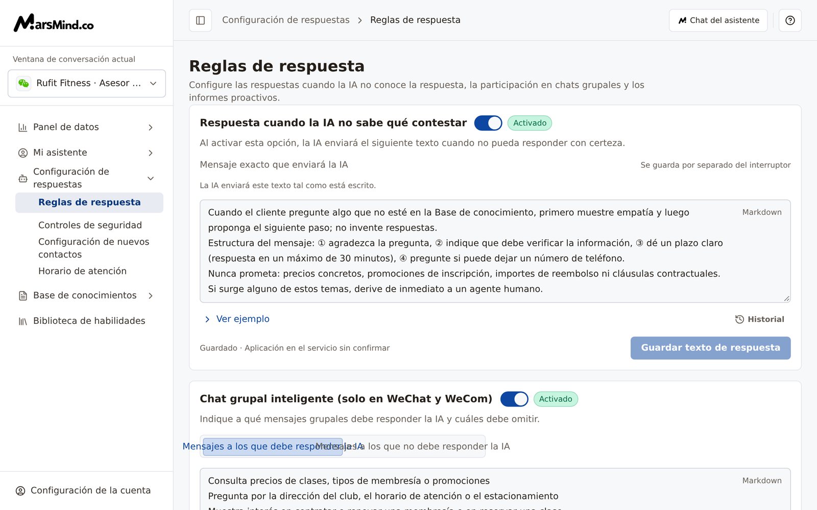 La tarjeta «Respuesta directa por palabras clave»: el interruptor está activado y el resumen indica «4 reglas configuradas. Se evalúan en orden y se envía directamente la respuesta de la primera coincidencia.» Debajo están el buscador y la lista de reglas 1 a 4 (palabras clave, tipo de coincidencia y número de elementos), con «Estado actual», «Añadir regla» y «Guardar configuración» al final