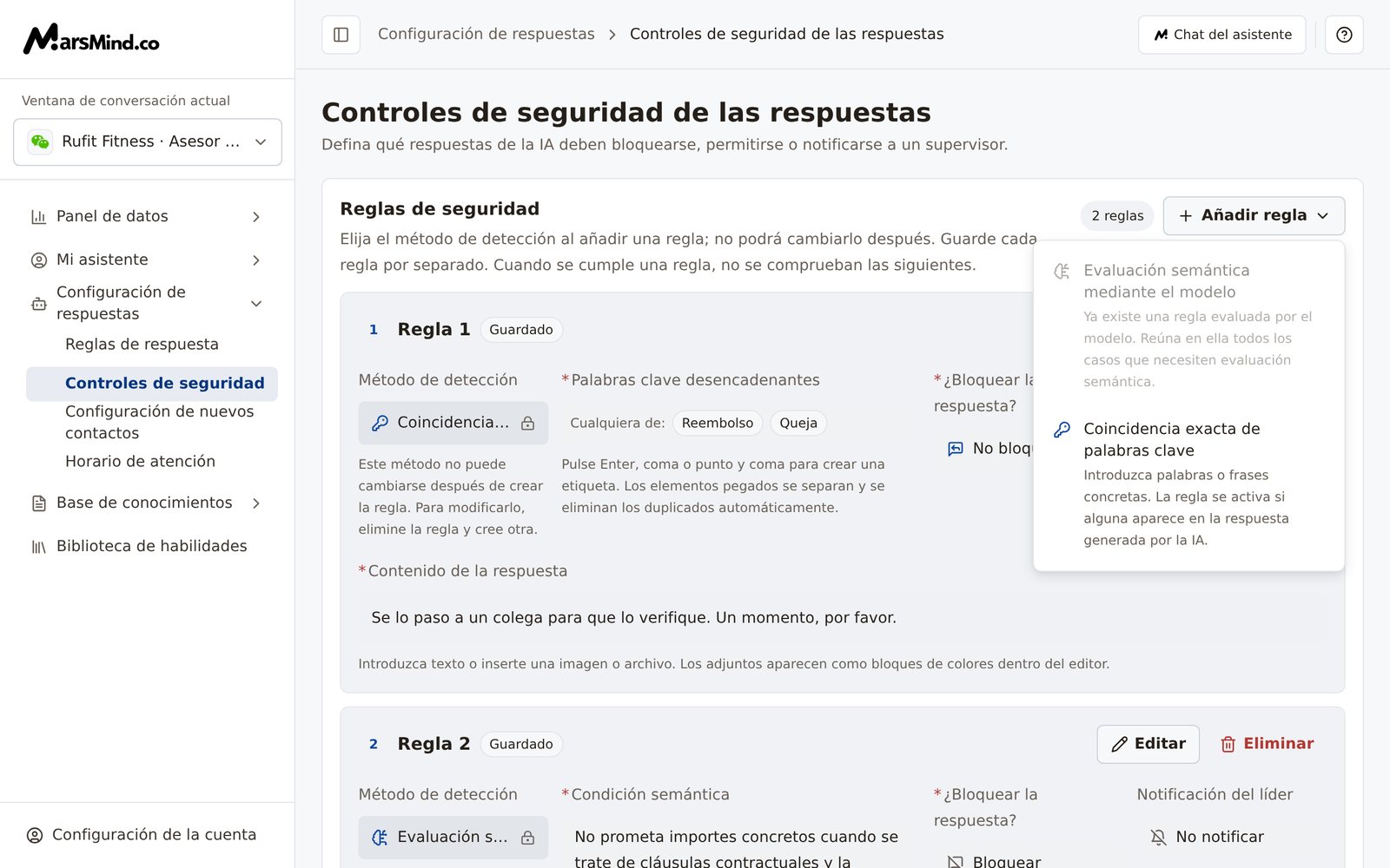 Menú desplegable tras pulsar «Añadir regla»: muestra las dos opciones, «Evaluación semántica mediante el modelo» y «Coincidencia exacta de palabras clave», con la descripción de cada una