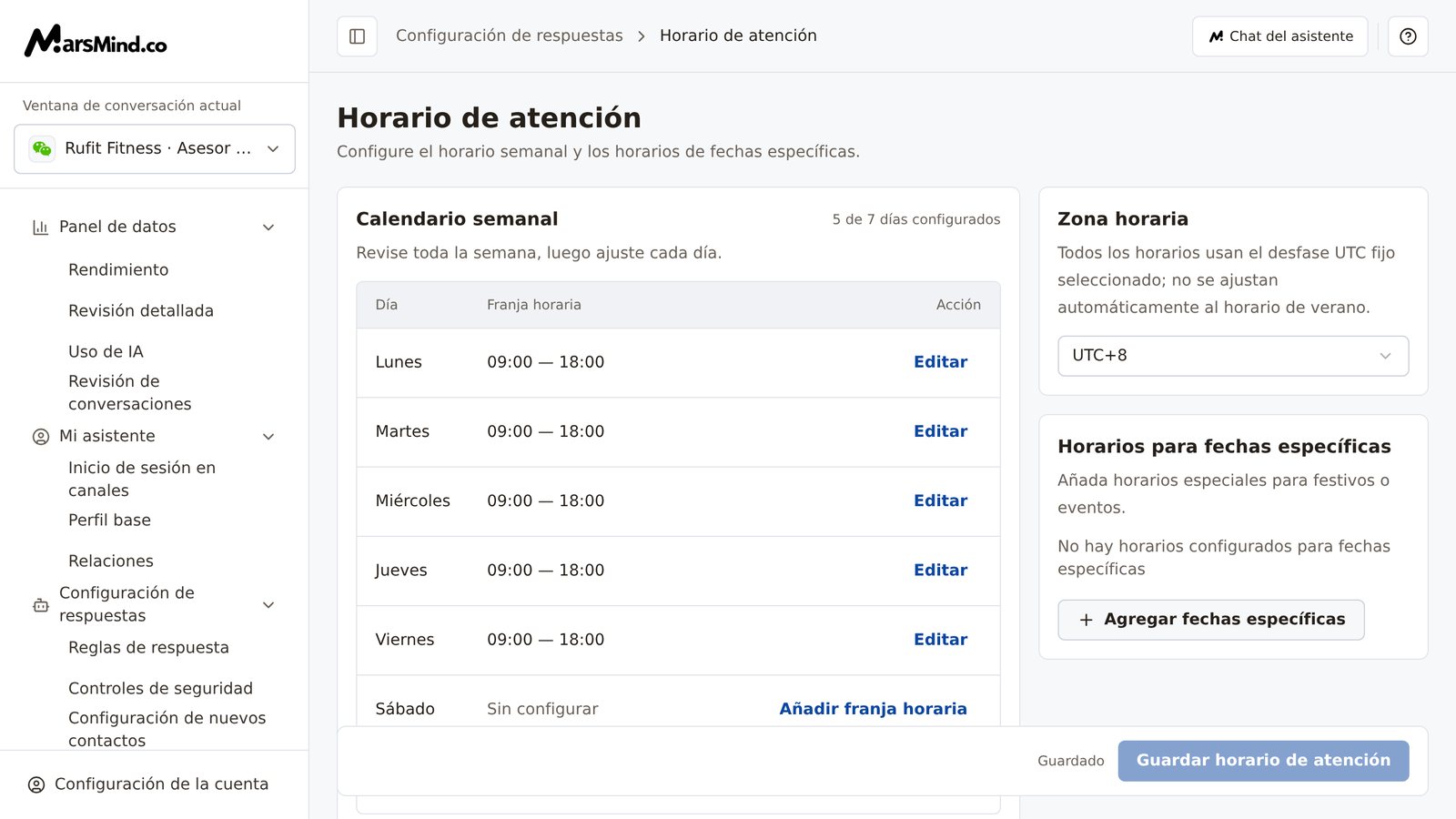 Página «Horario de atención»: a la izquierda, «Ventana de conversación actual»; la tarjeta principal «Calendario semanal» lista las franjas de lunes a sábado (el botón «Añadir a varios días» está debajo de la tabla y la fila del domingo queda después de la barra de guardado inferior; ninguno aparece en la captura); a la derecha, las tarjetas «Zona horaria» y «Horarios para fechas específicas»; abajo, el botón «Guardar horario de atención»