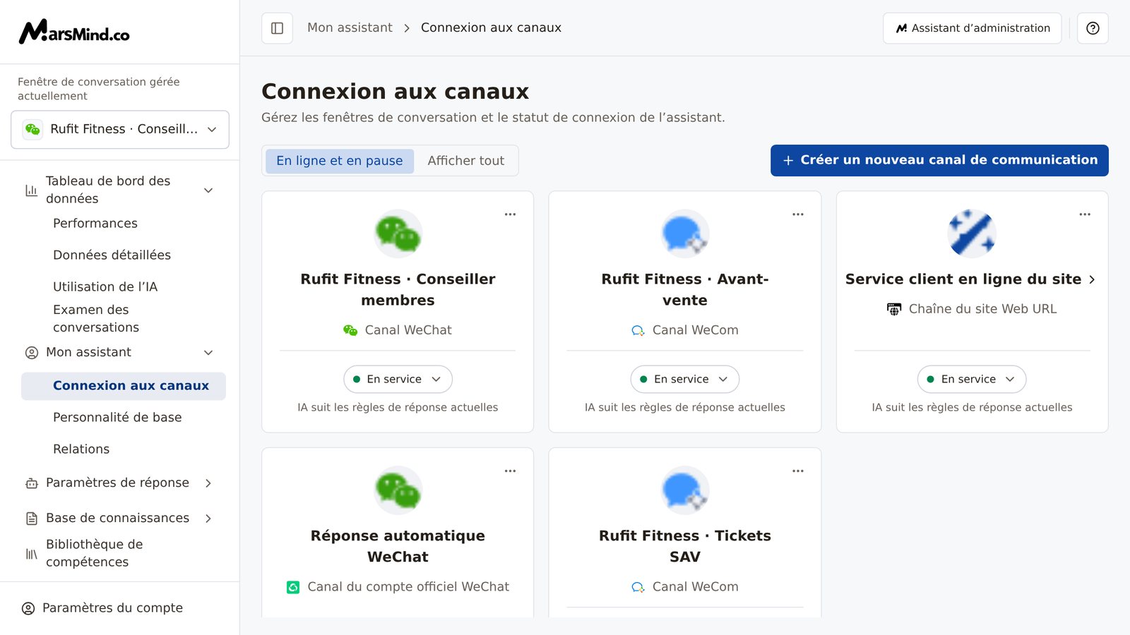 Page Connexion aux canaux : en haut, le filtre « En ligne et en pause / Afficher tout » et le bouton « Créer un nouveau canal de communication » ; en dessous, la liste des fenêtres de conversation sous forme de cartes, chacune affichant son nom, son canal, sa pastille de statut et le menu « ⋯ »
