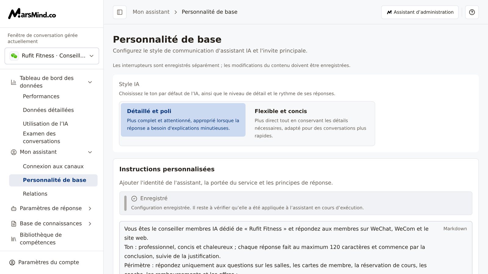 Page « Personnalité de base » complète : en haut, les deux options « Détaillé et poli » et « Flexible et concis » du « Style IA » ; en dessous, la zone d’édition des instructions principales dans « Instructions personnalisées », les boutons « Historique » et « Générer avec l’IA », ainsi que le statut d’enregistrement ; la carte « Paramètres du contexte » est repliée par défaut