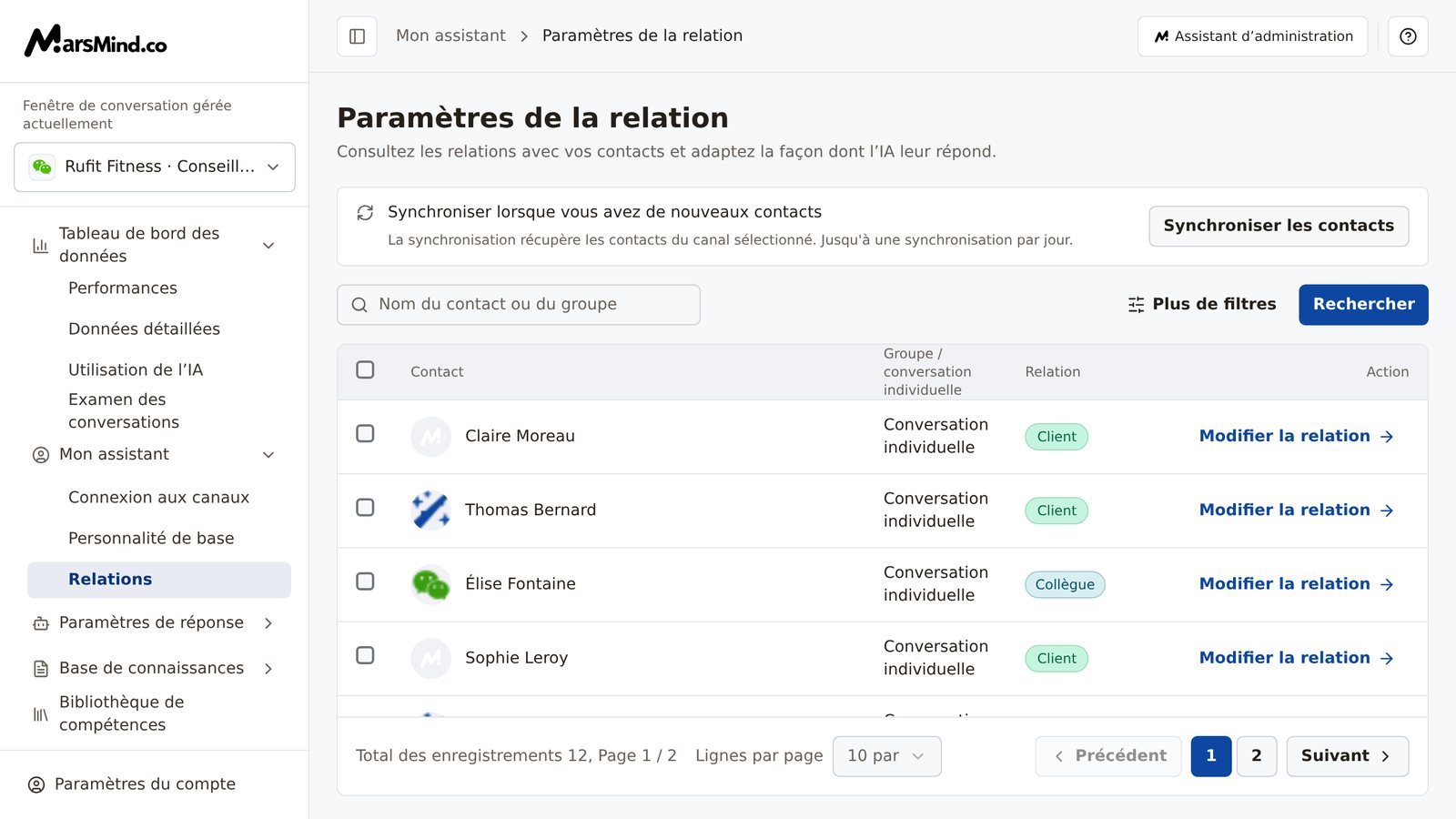 Page « Relations » complète : en haut, la carte « Synchroniser lorsque vous avez de nouveaux contacts » et le bouton « Synchroniser les contacts » ; au milieu, la zone de recherche et de filtres ; en bas, un tableau listant Contact, Groupe / conversation individuelle et Relation, avec l’action « Modifier la relation »
