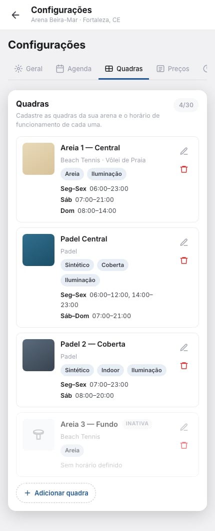 Aba Quadras das configurações da arena, com o contador 4/30, quatro cards de quadra com foto, esportes, características e horário de funcionamento, uma delas inativa, e o botão Adicionar quadra