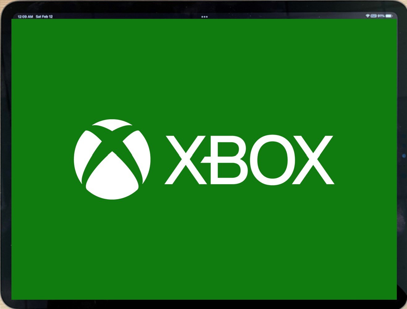 El logotipo de XBOX llenando la pantalla de una tableta horizontal