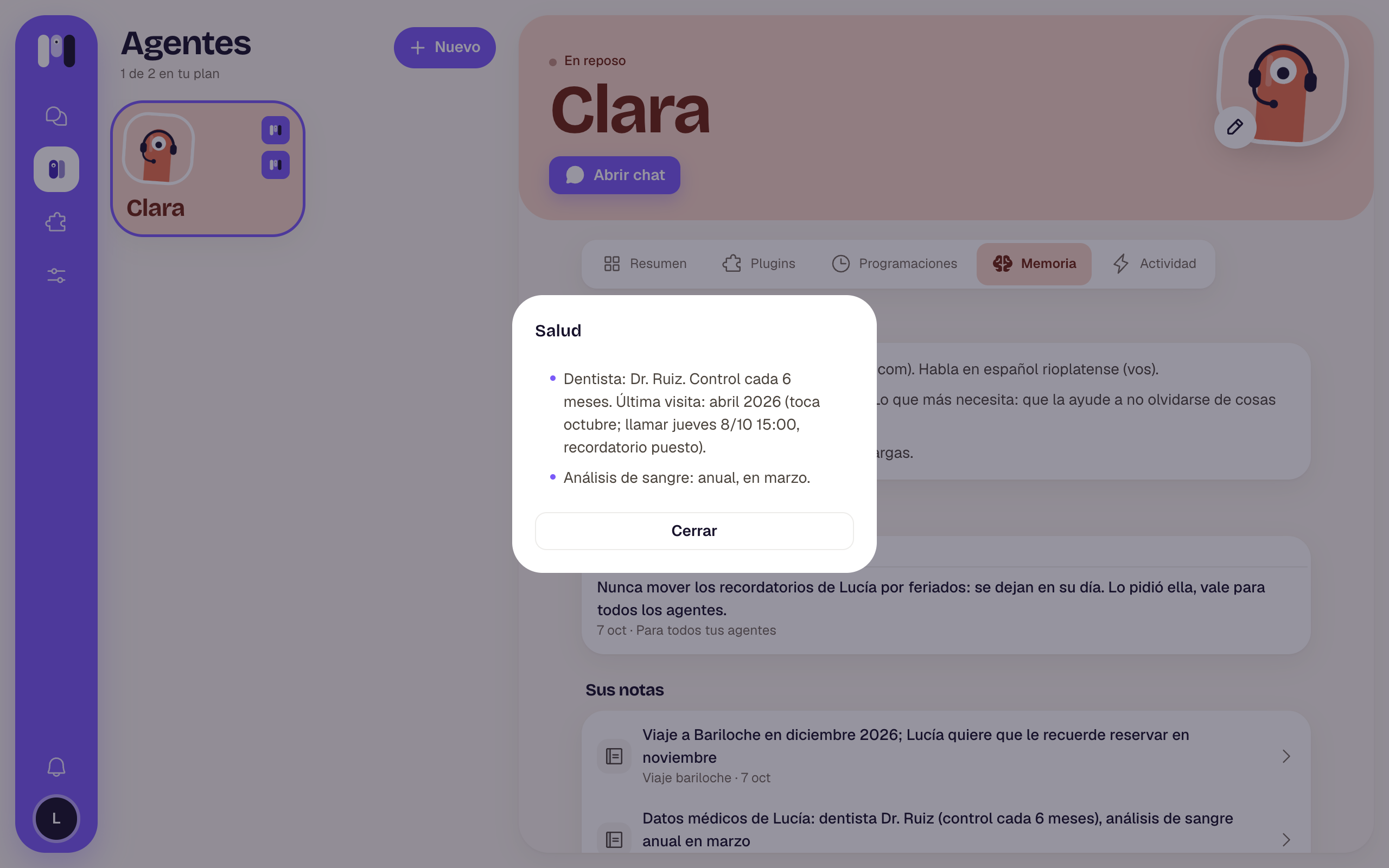 Una nota de Clara abierta en una hoja, con el botón Cerrar