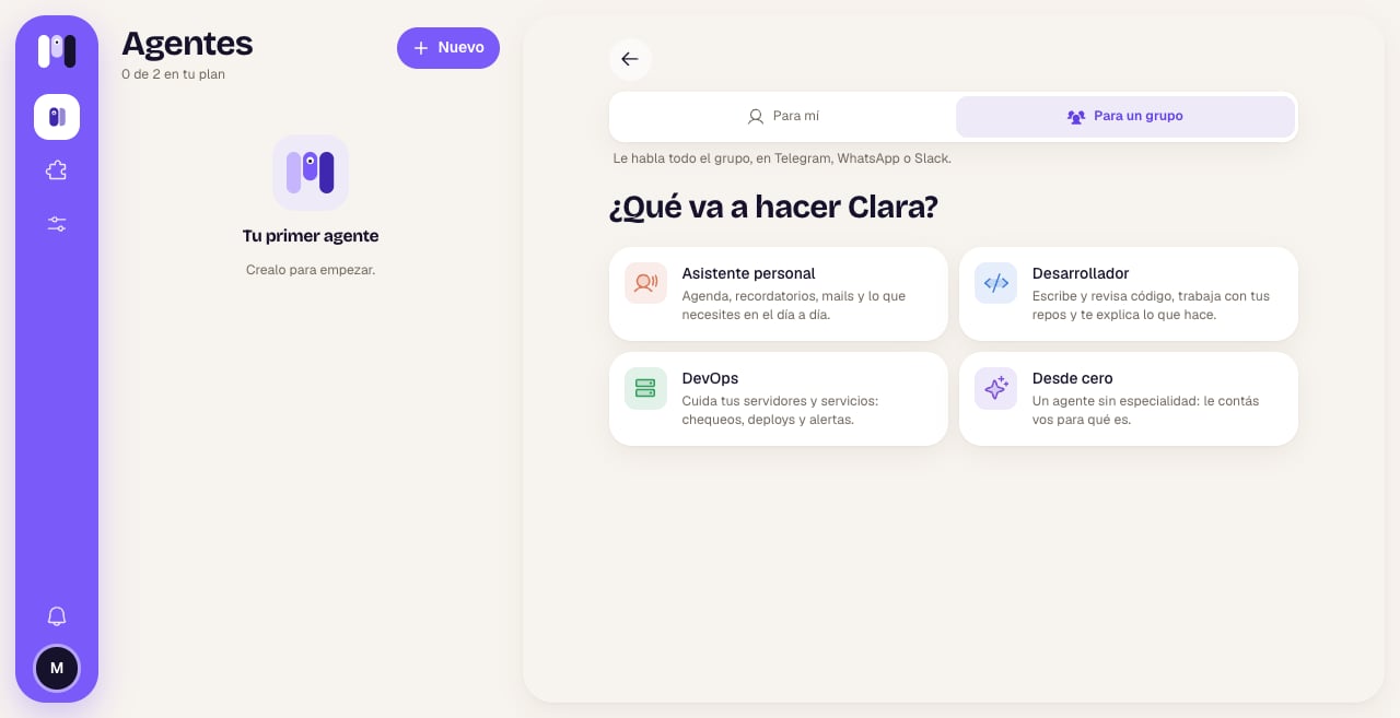 Para un grupo: le habla todo el grupo, en Telegram, WhatsApp o Slack