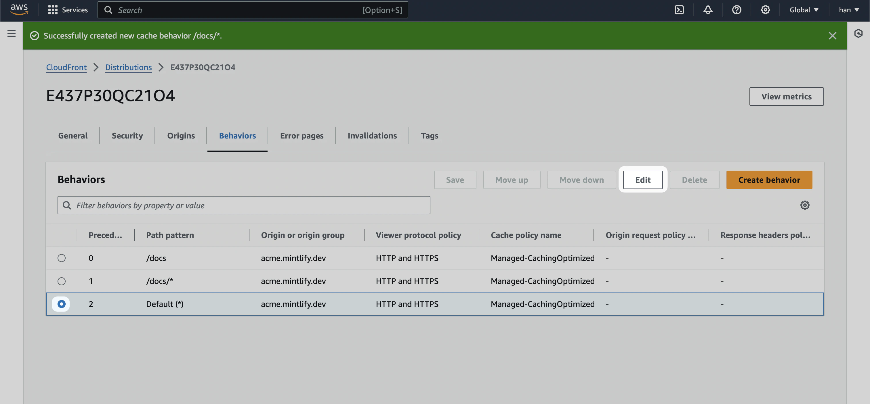 Une distribution CloudFront avec le comportement « Default (*) » sélectionné et le bouton Edit mis en évidence.