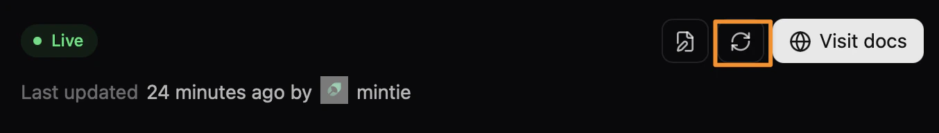 El botón de actualización manual resaltado con un rectángulo naranja.