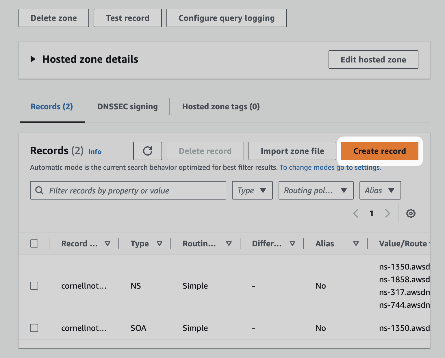 Route 53 的“Records”页面,突出显示“Create record”按钮。