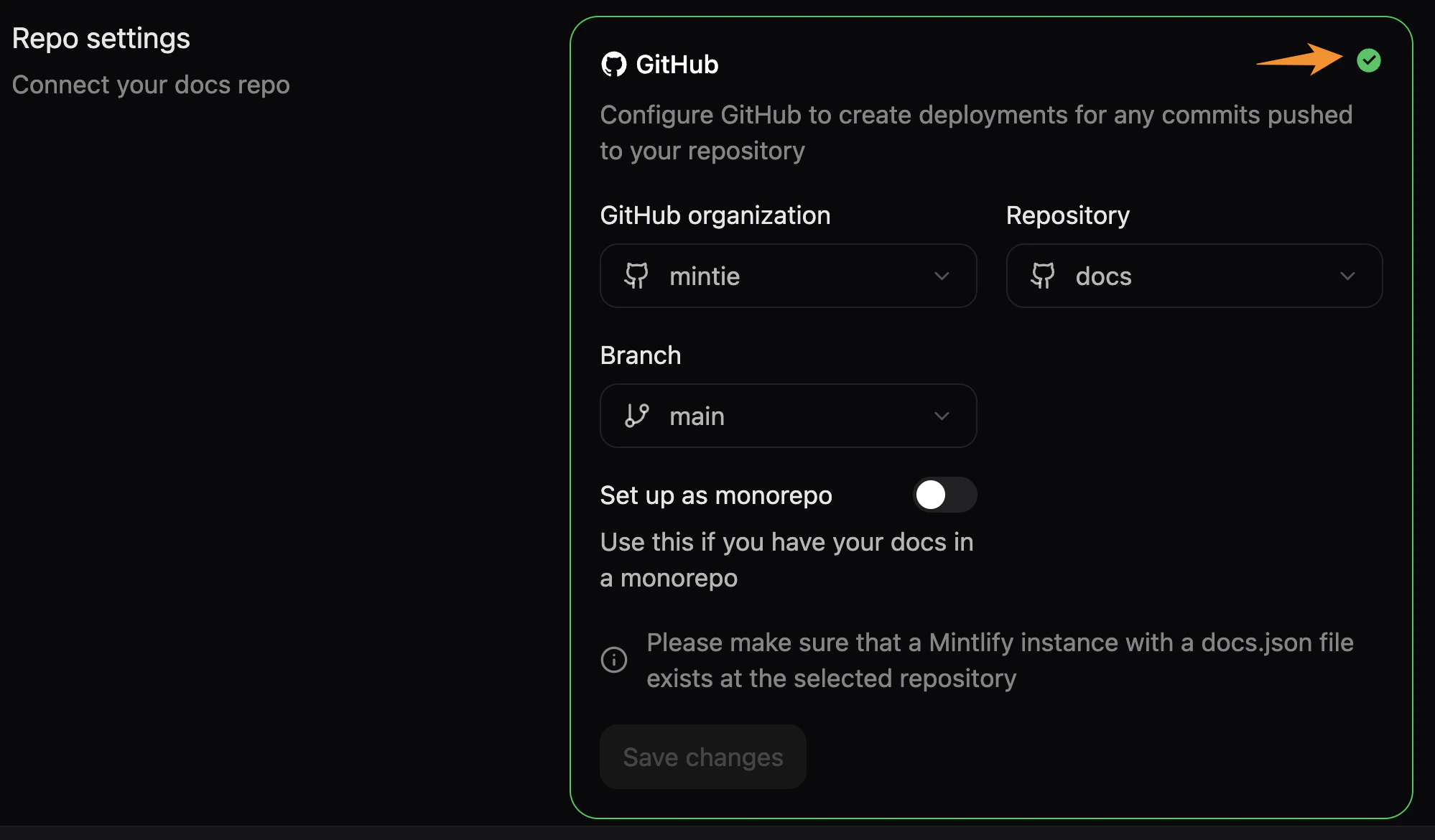 La página de Git Settings en el Dashboard de Mintlify. Una flecha naranja apunta a la marca de verificación verde que vuelve a validar la configuración del repositorio.