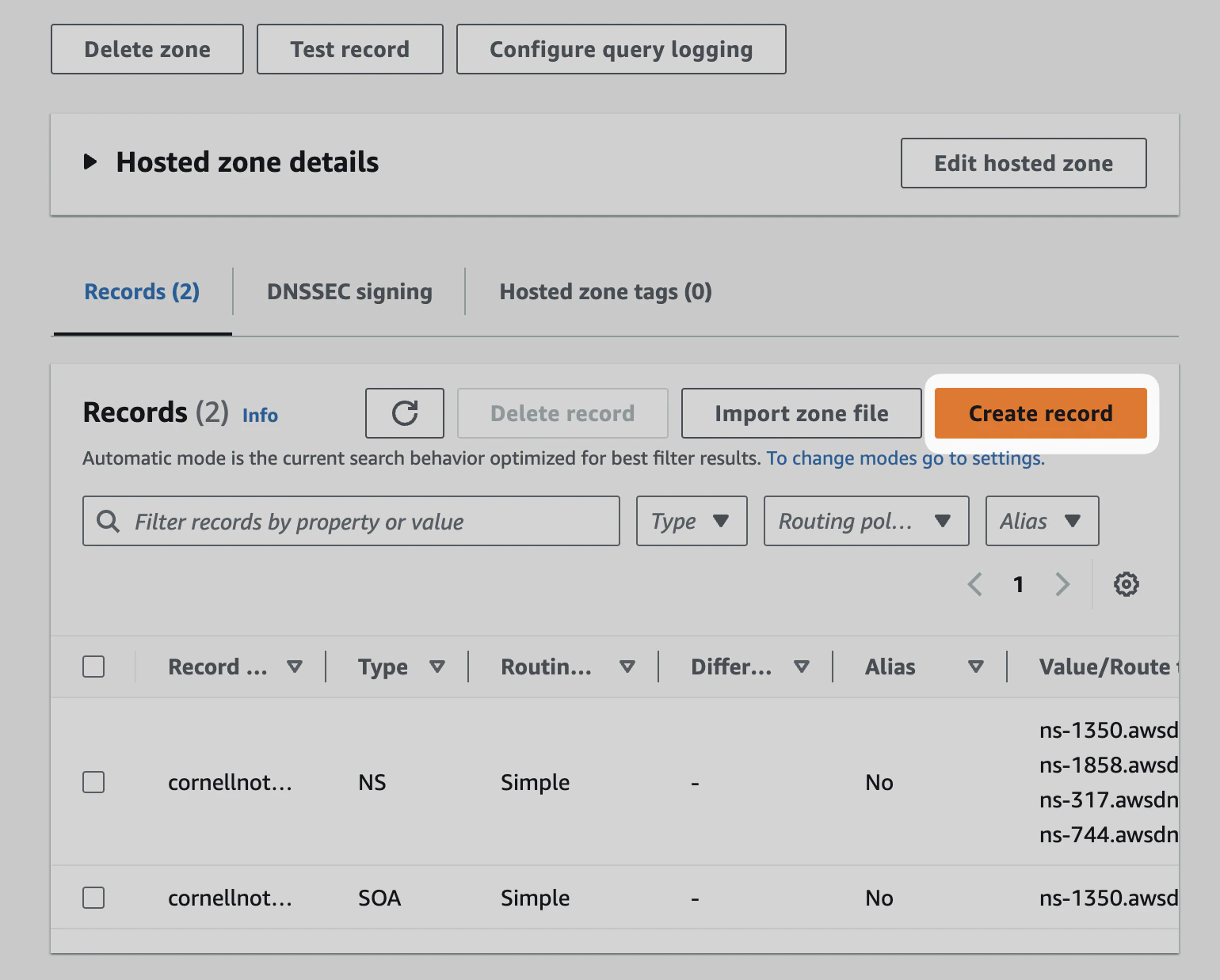 Route 53 的“Records”页面,突出显示“Create record”按钮。