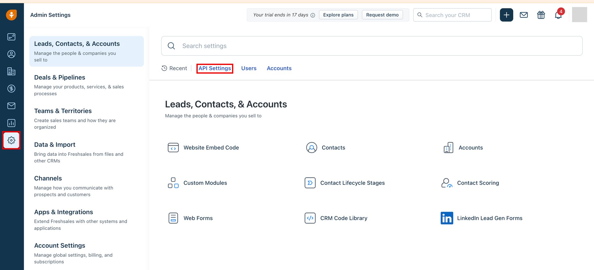FreshsalesのAdmin Settings画面で左メニューの設定アイコンとAPI Settingsが表示されている状態