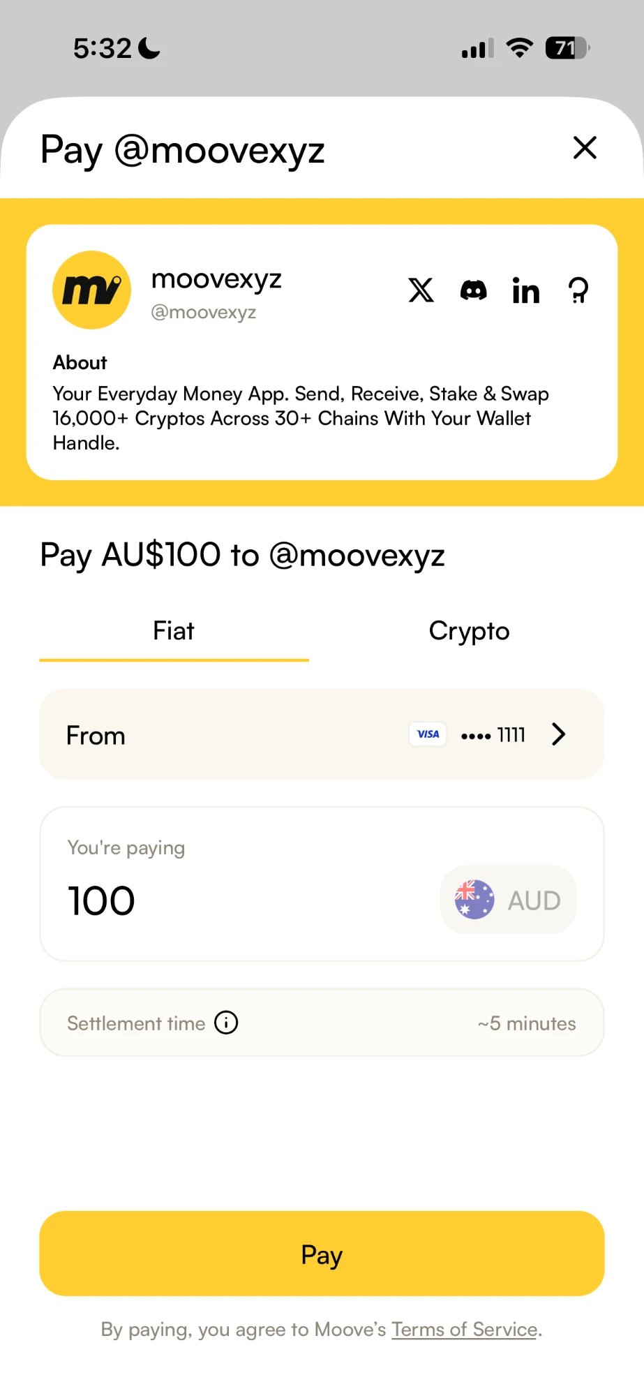 在 Moove App 里向 @moovexyz 支付 AU$100,“从”下选中了一张 Visa 卡,并有一个支付按钮