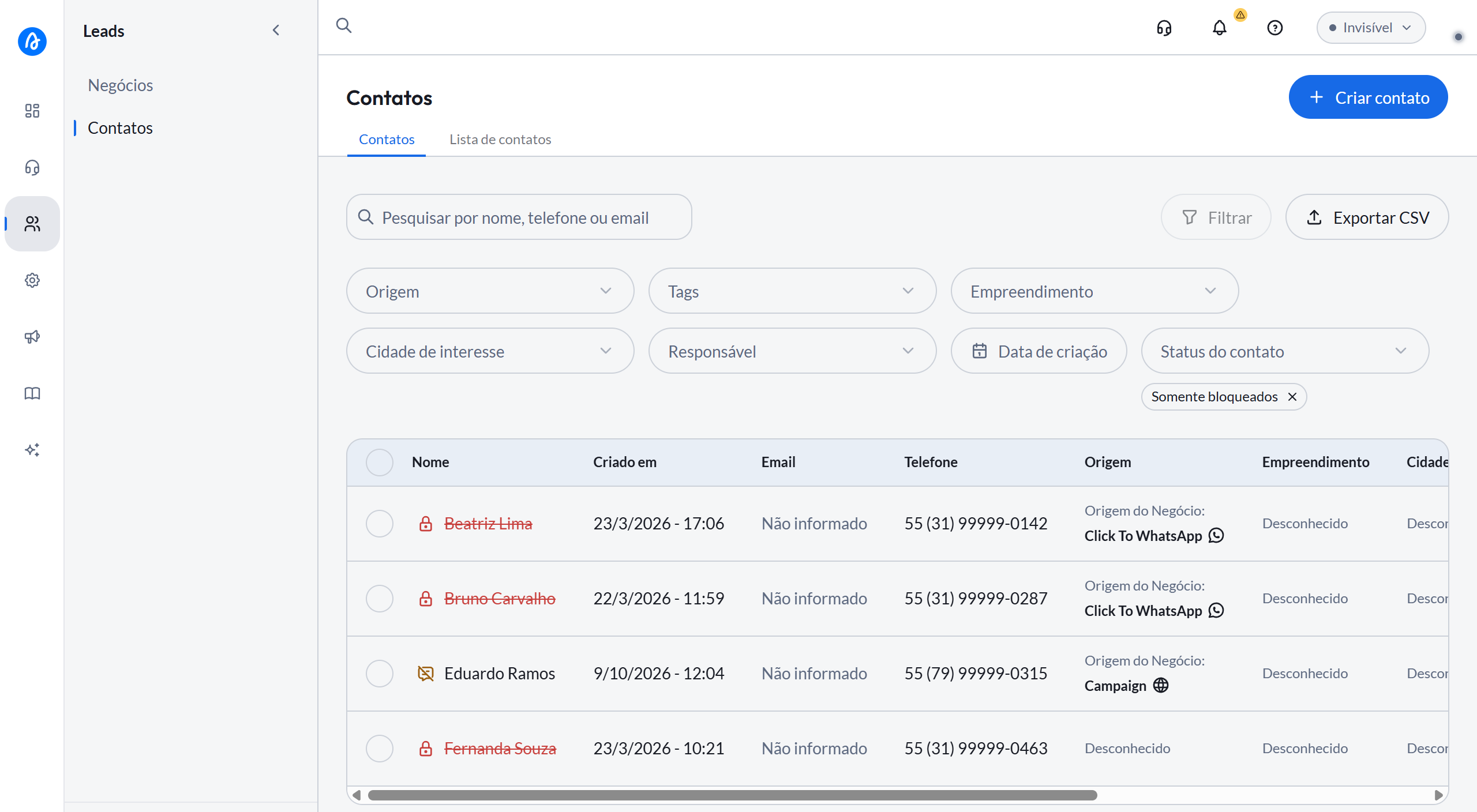 Página Contatos filtrada por Somente bloqueados, com contatos bloqueados marcados por cadeado e um contato com opt-out marcado pelo ícone de balão riscado