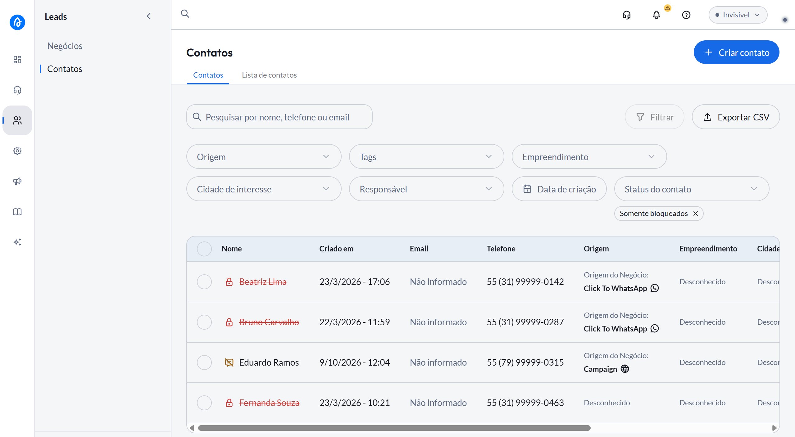 Página Contatos filtrada por Somente bloqueados, com contatos bloqueados marcados por cadeado e um contato com opt-out marcado pelo ícone de balão riscado