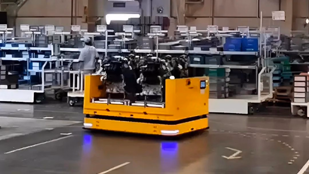 Локализация с камерой верхнего обзора на AMR с роликовым конвейером в автомобильном цехе