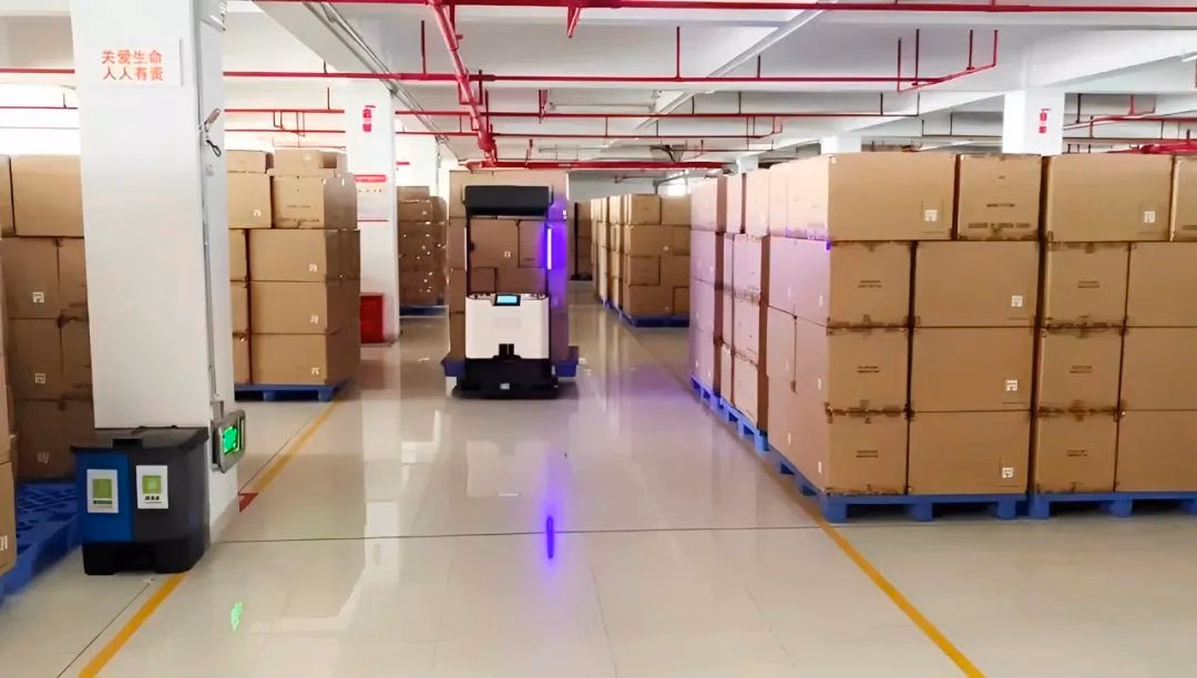Локализация с камерой верхнего обзора на вилочном погрузчике AGV на складе одежды
