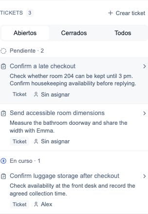 Panel de Tickets de una conversación con filtros Abiertos, Cerrados y Todos y varios tickets