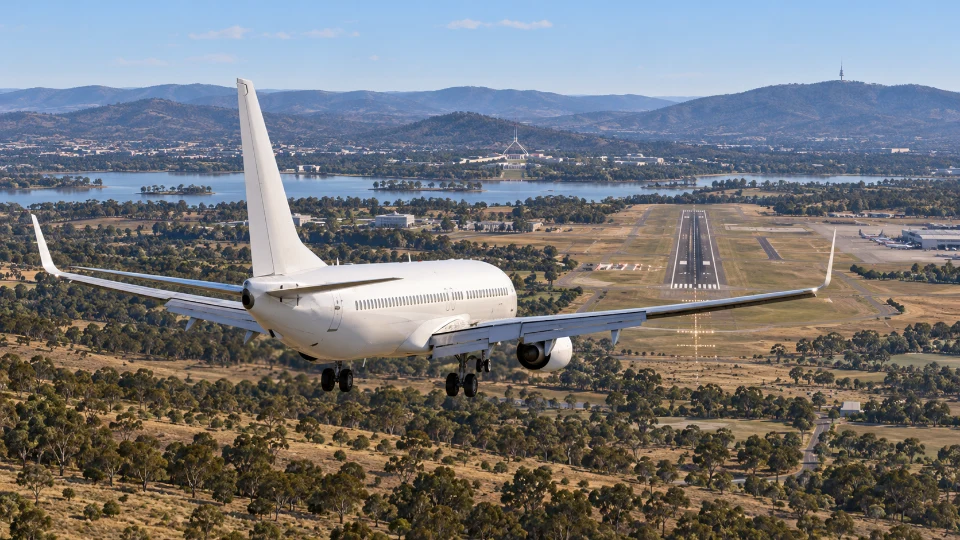 A Boeing 737-800 approaching Canberra with its landing gear down.